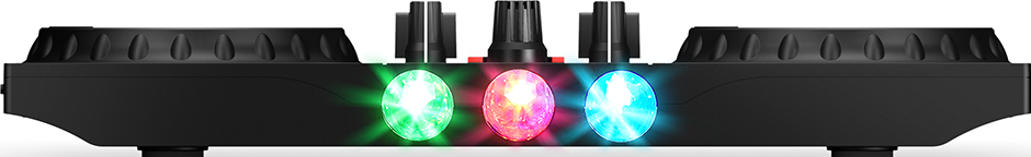 Schwarzer DJ-Mixer mit Knöpfen und drei farbigen, leuchtenden Lichtern: grün, rosa und blau. Der Mixer befindet sich auf weißem Hintergrund.
