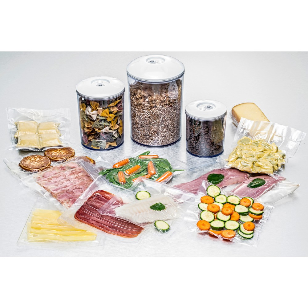 Verschiedene Lebensmittel vakuumverpackt in Plastiktüten und Gläsern, darunter Nudeln, Fleisch, Gemüse und Käse.
