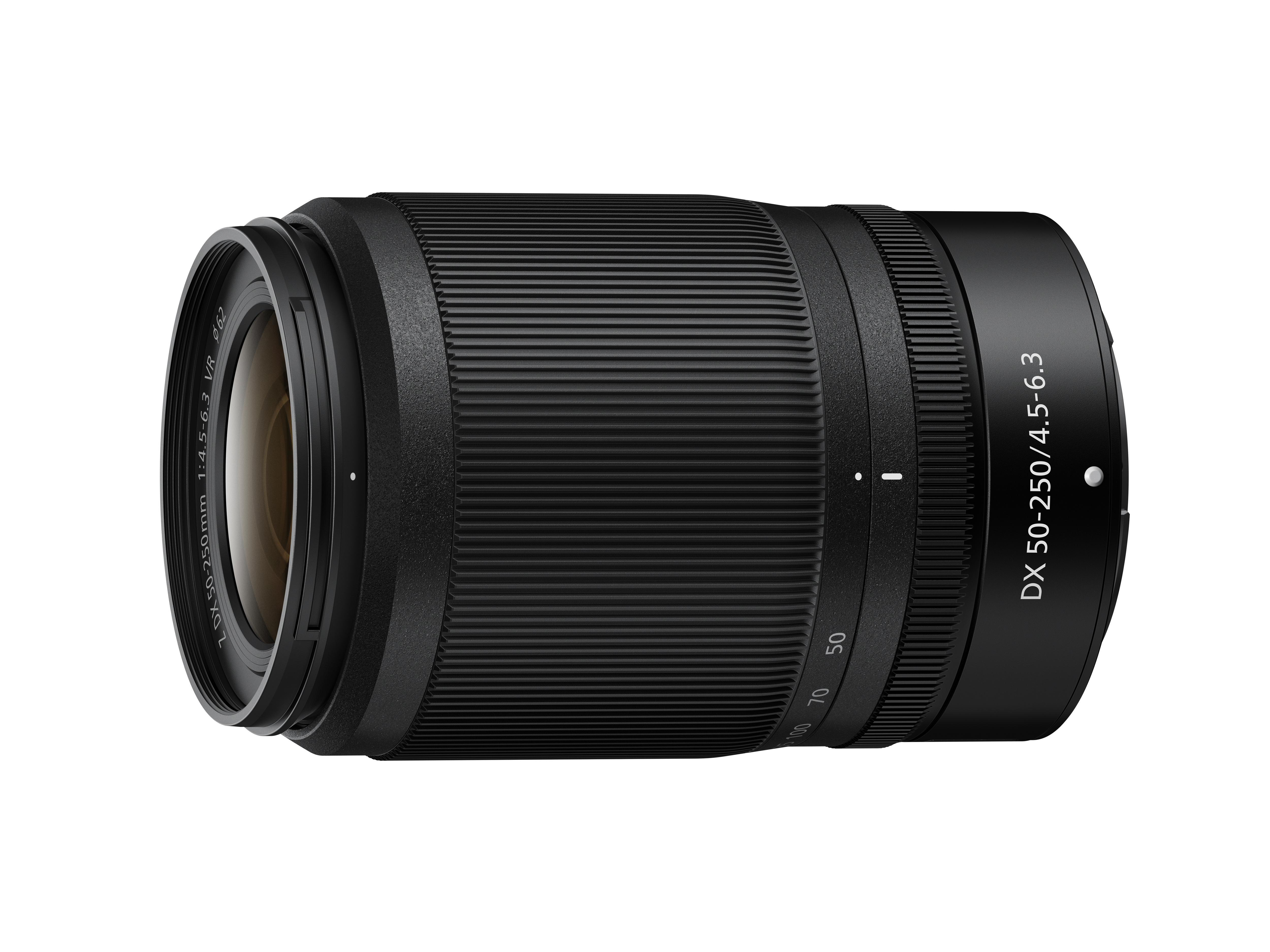 Ein schwarzes Nikon DX 50-250mm Objektiv, mit Fokusring und Markierungen, vor weißem Hintergrund.