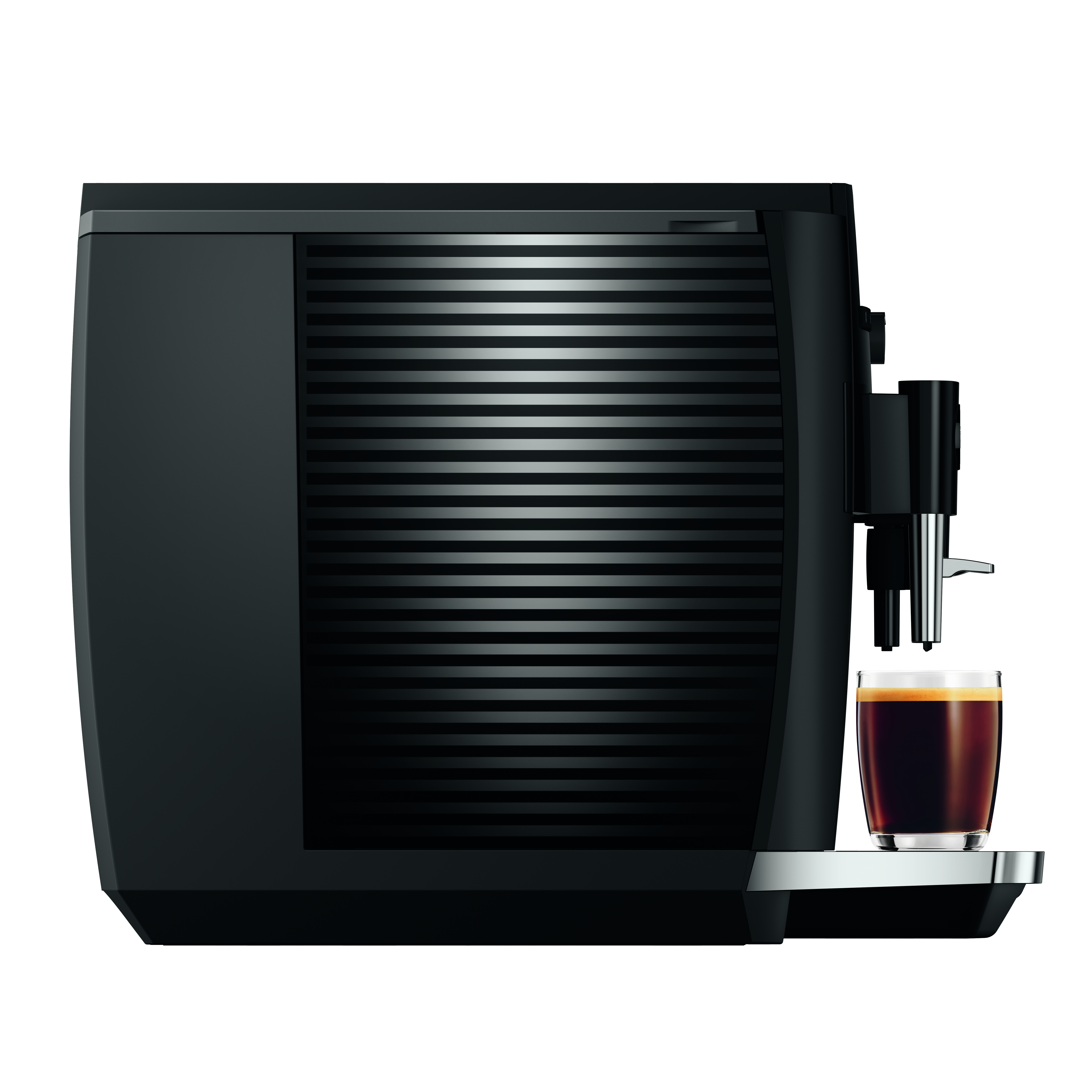 Eine dunkle Espressomaschine mit einem Glas Kaffee auf einem silbernen Tablett. Die Maschine hat eine gerippte Front und einen Ausguss.