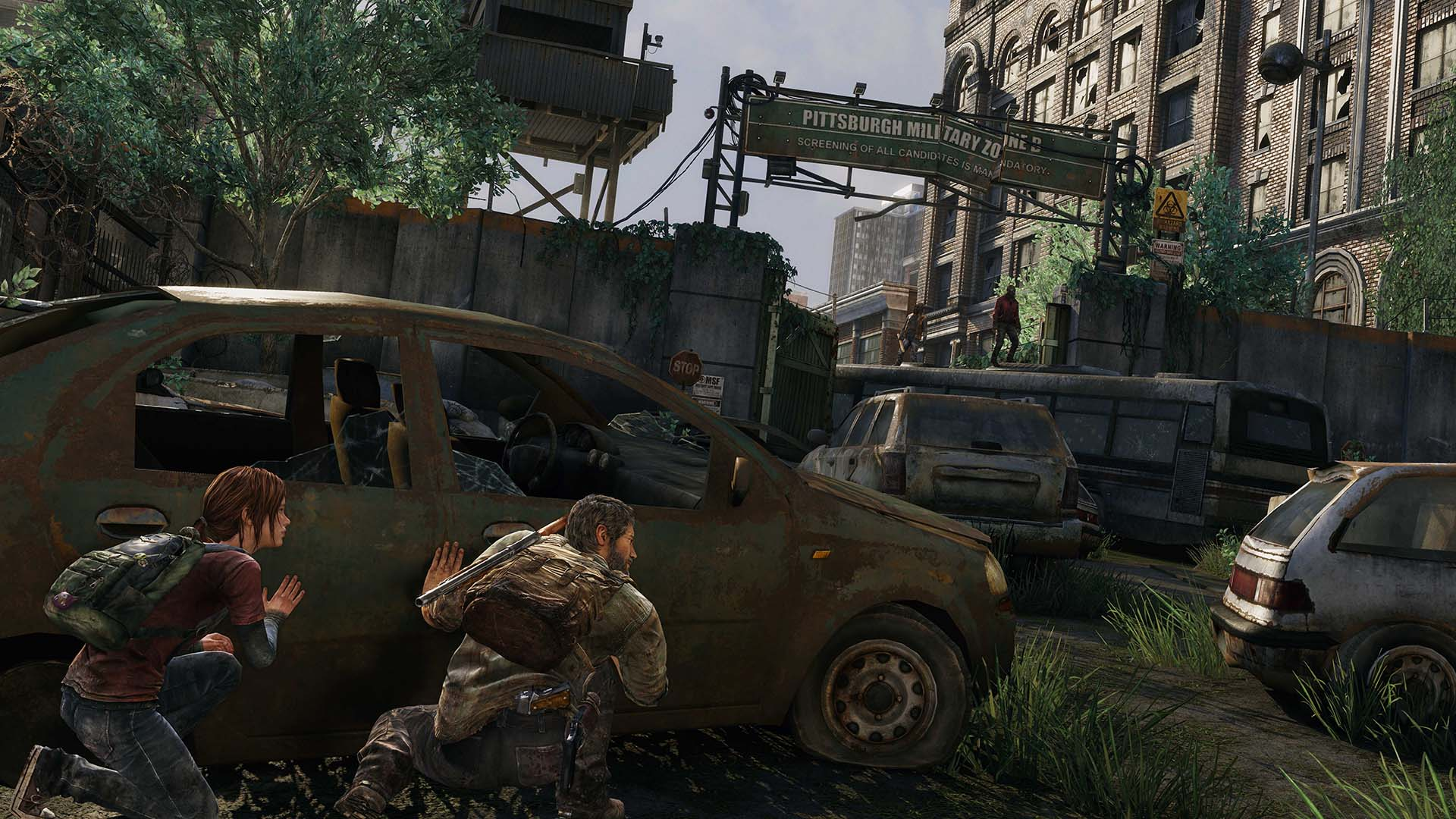 Twee mensen verstopt achter een auto, in een post-apocalyptische setting.