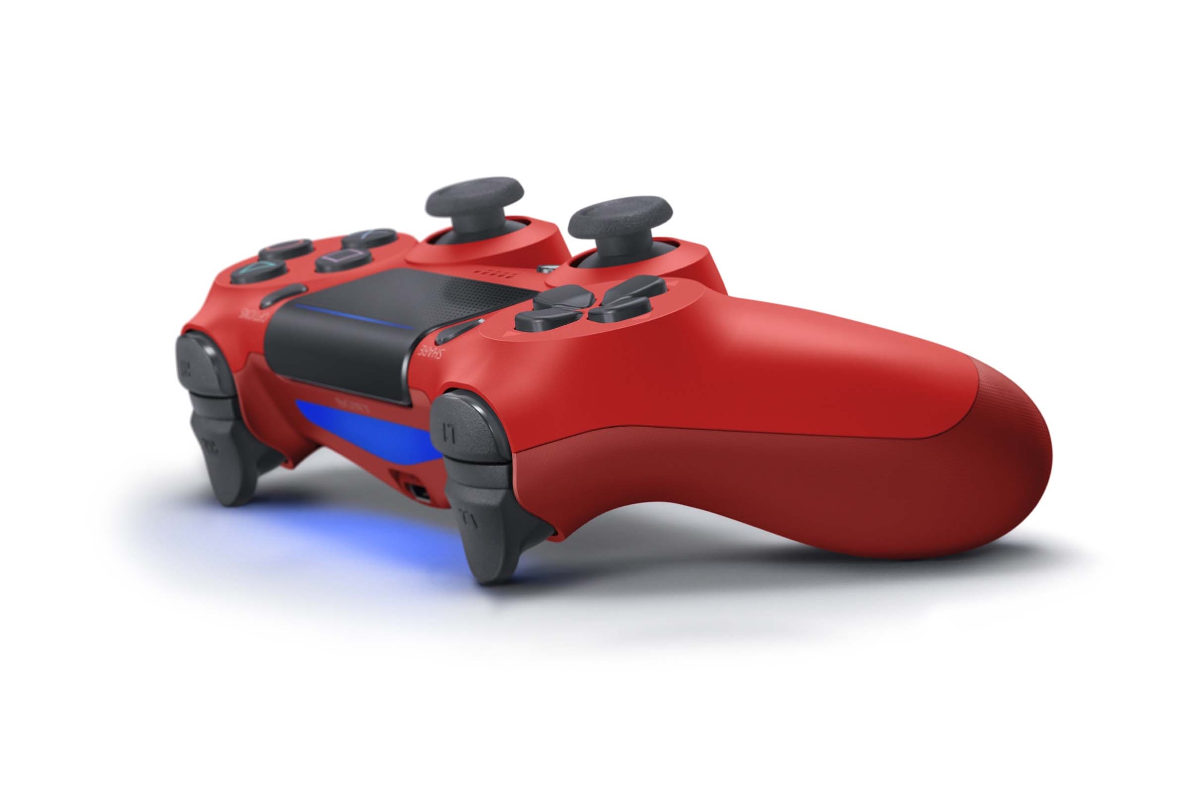 Rode PlayStation 4-controller op wit. Het heeft zwarte knoppen en joysticks, met blauw licht.