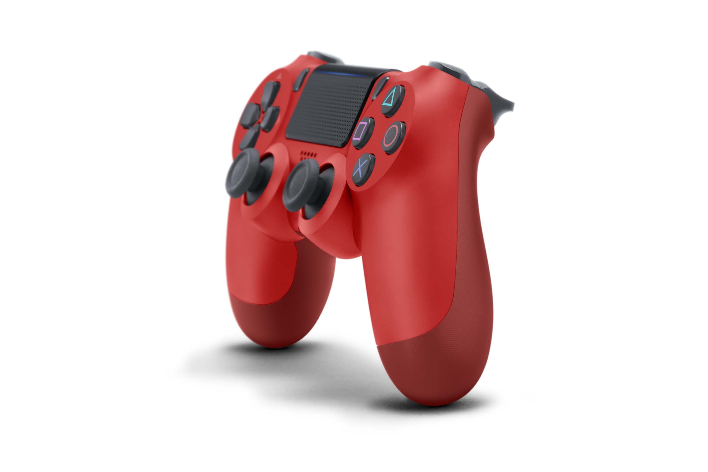 Een rode PlayStation 4-controller op een witte achtergrond. Het heeft knoppen en analoge sticks.