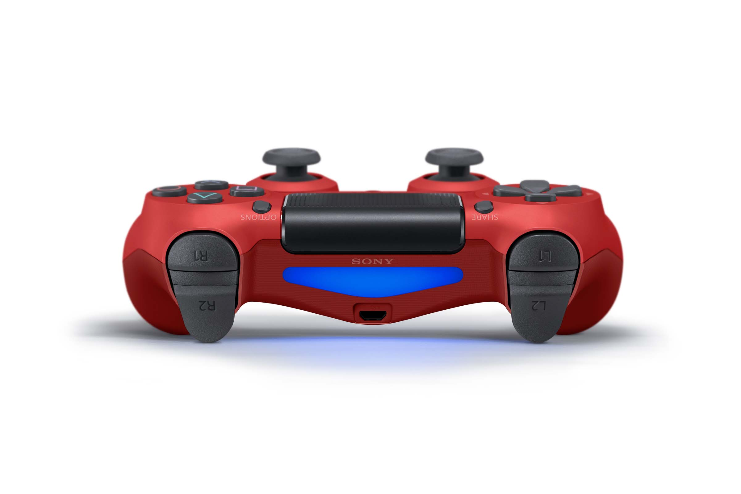 Een rode Playstation 4-controller met knoppen en een blauwe lichtgloed tegen een witte achtergrond.