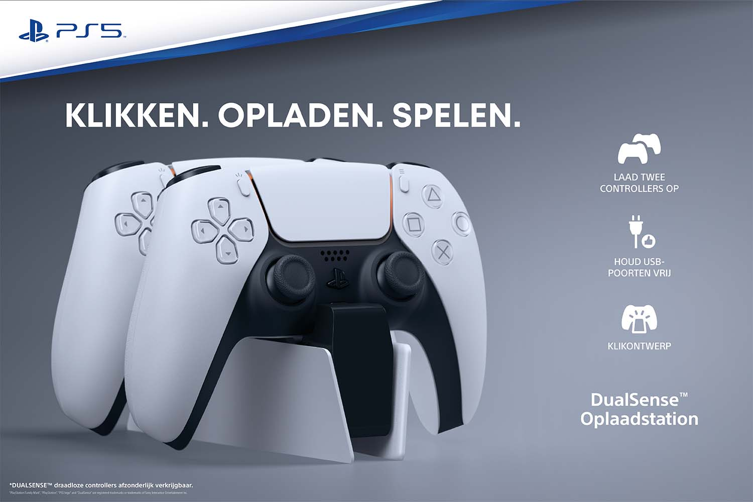 PS5-oplaadstation met twee controllers. Tekst in het Nederlands: Klik. Opladen. Spelen.