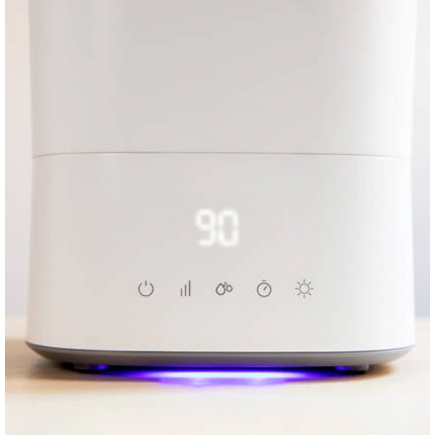 Humidificador blanco con pantalla digital '90' e iconos. Luz LED azul en la base.