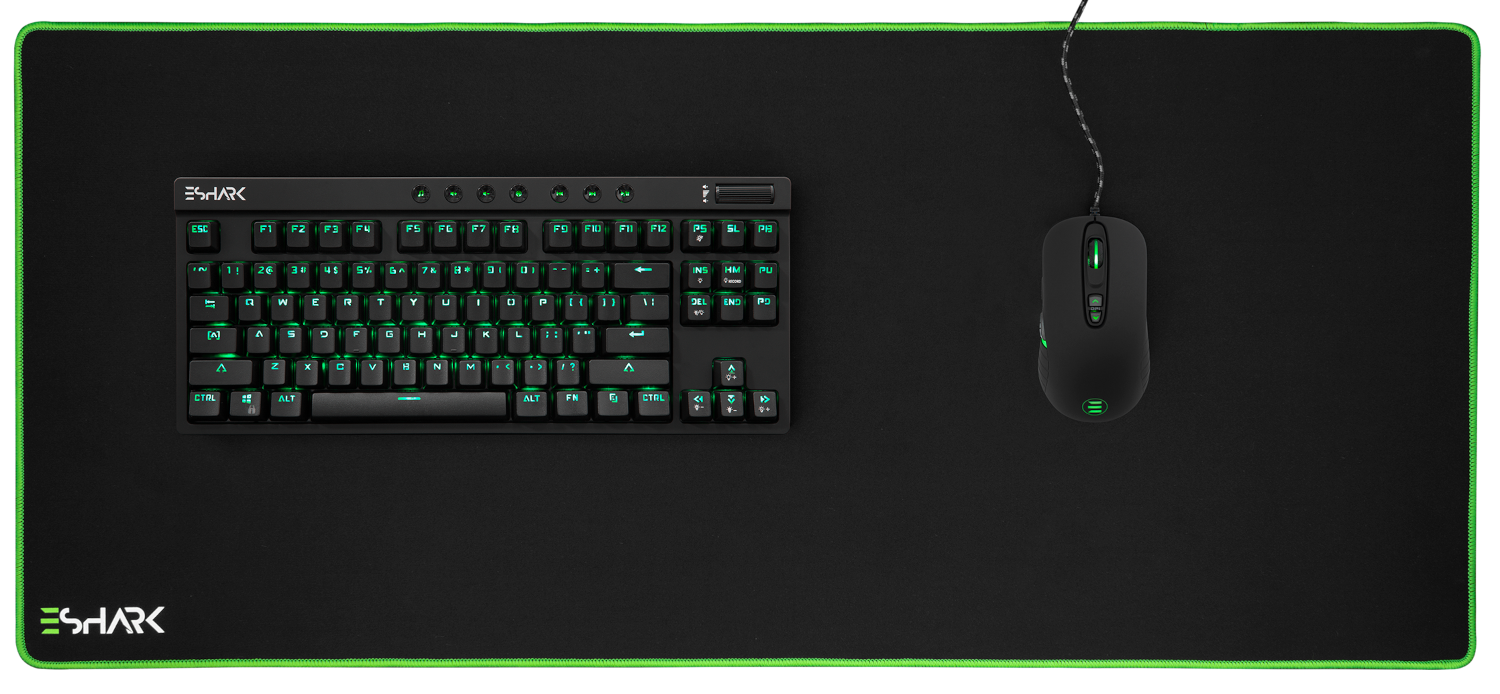 Fekete gamer egér és billentyűzet egy fekete-zöld egérpadon.