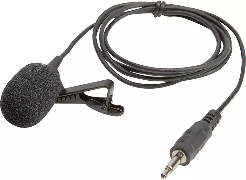 Un microphone cravate noir avec un câble et une prise jack. Le fond est blanc.