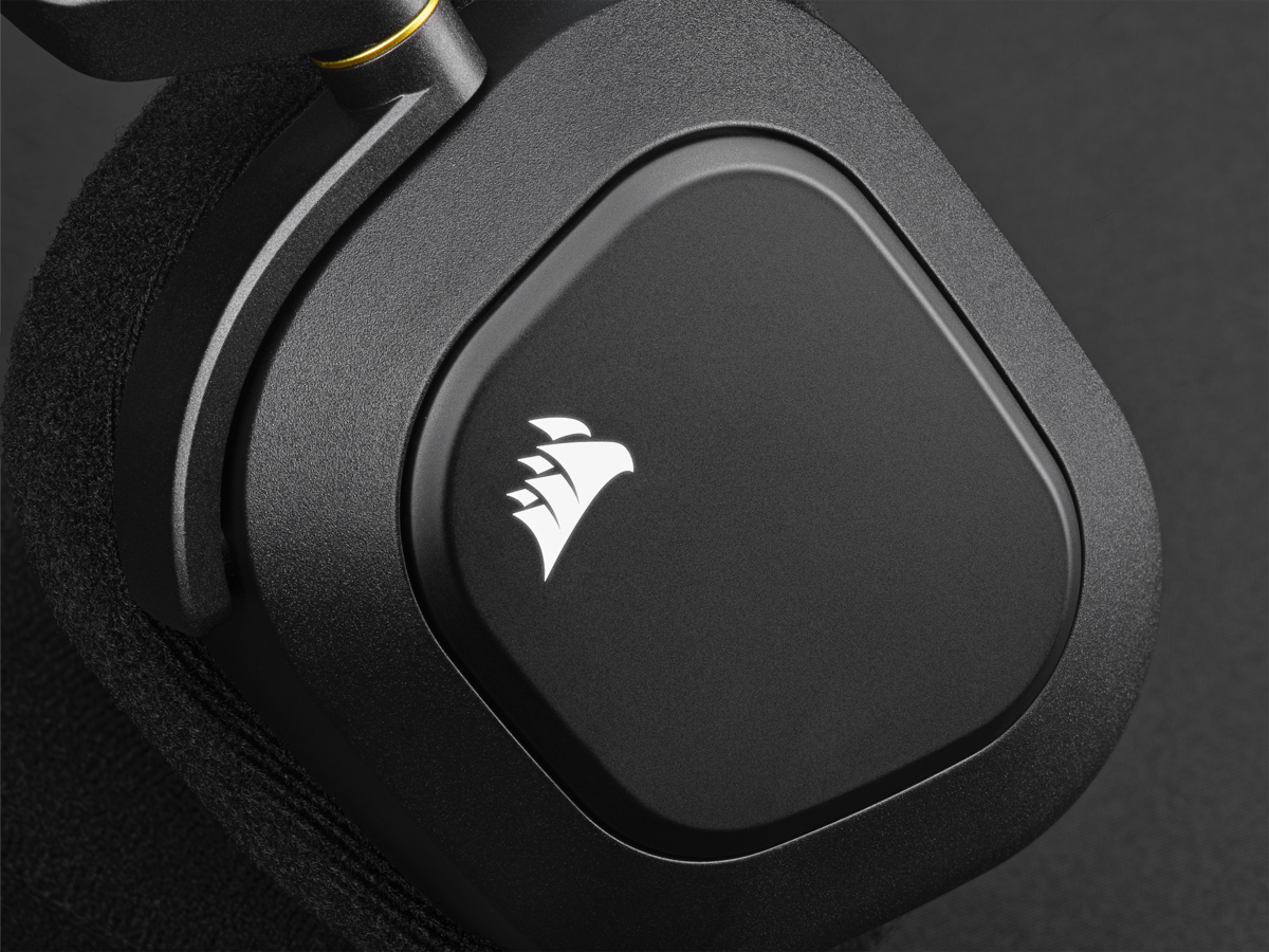 Schwarze Corsair Gaming-Headset-Ohrmuschel mit weißem Logo. Dunkler Hintergrund.