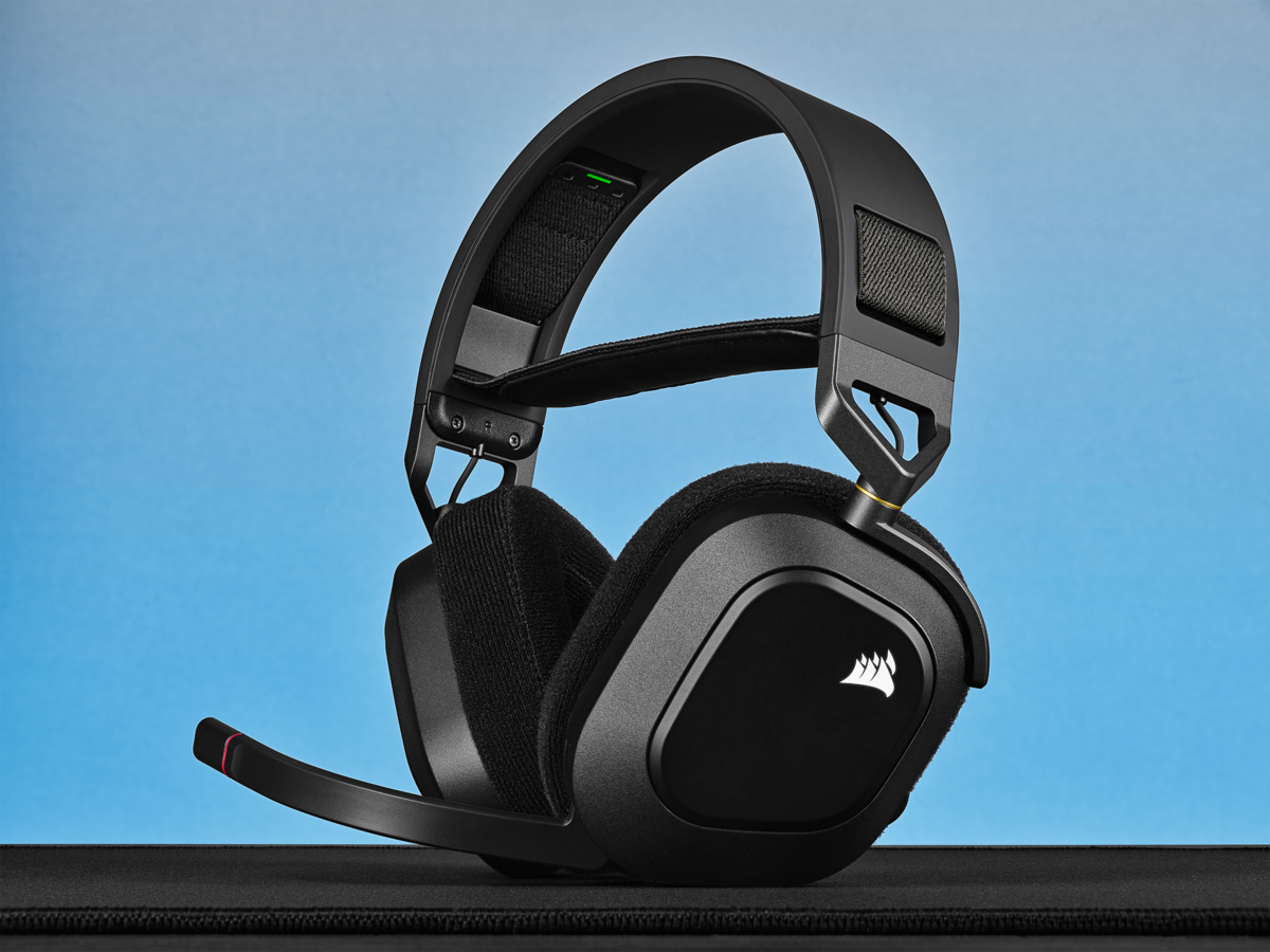 Schwarzes Gaming-Headset mit Mikrofon und blau-schwarzem Hintergrund.