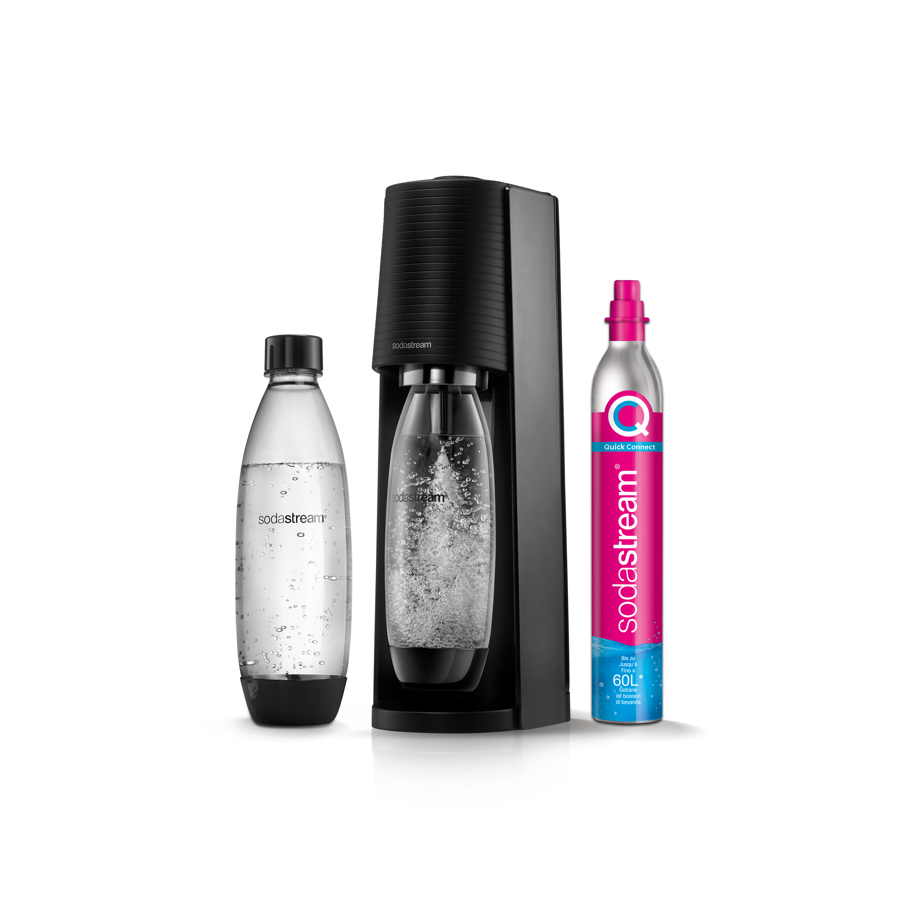 Schwarze SodaStream-Maschine, zwei Flaschen und eine Gasflasche. Alles auf weißem Hintergrund.