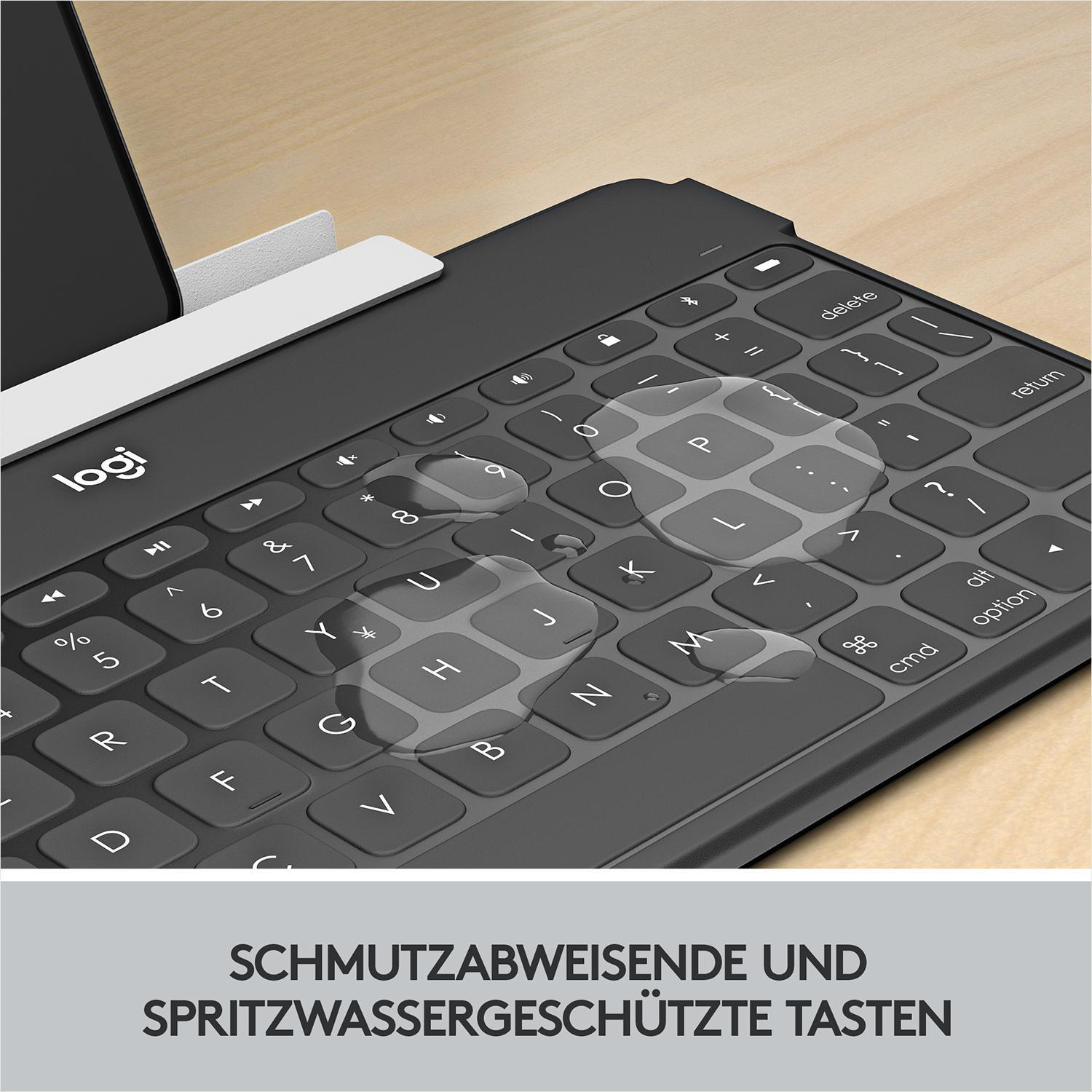 Schwarze Tastatur mit Wassertropfen. Das Wort 'Logi' ist sichtbar, mit Tasten und etwas Wasser.