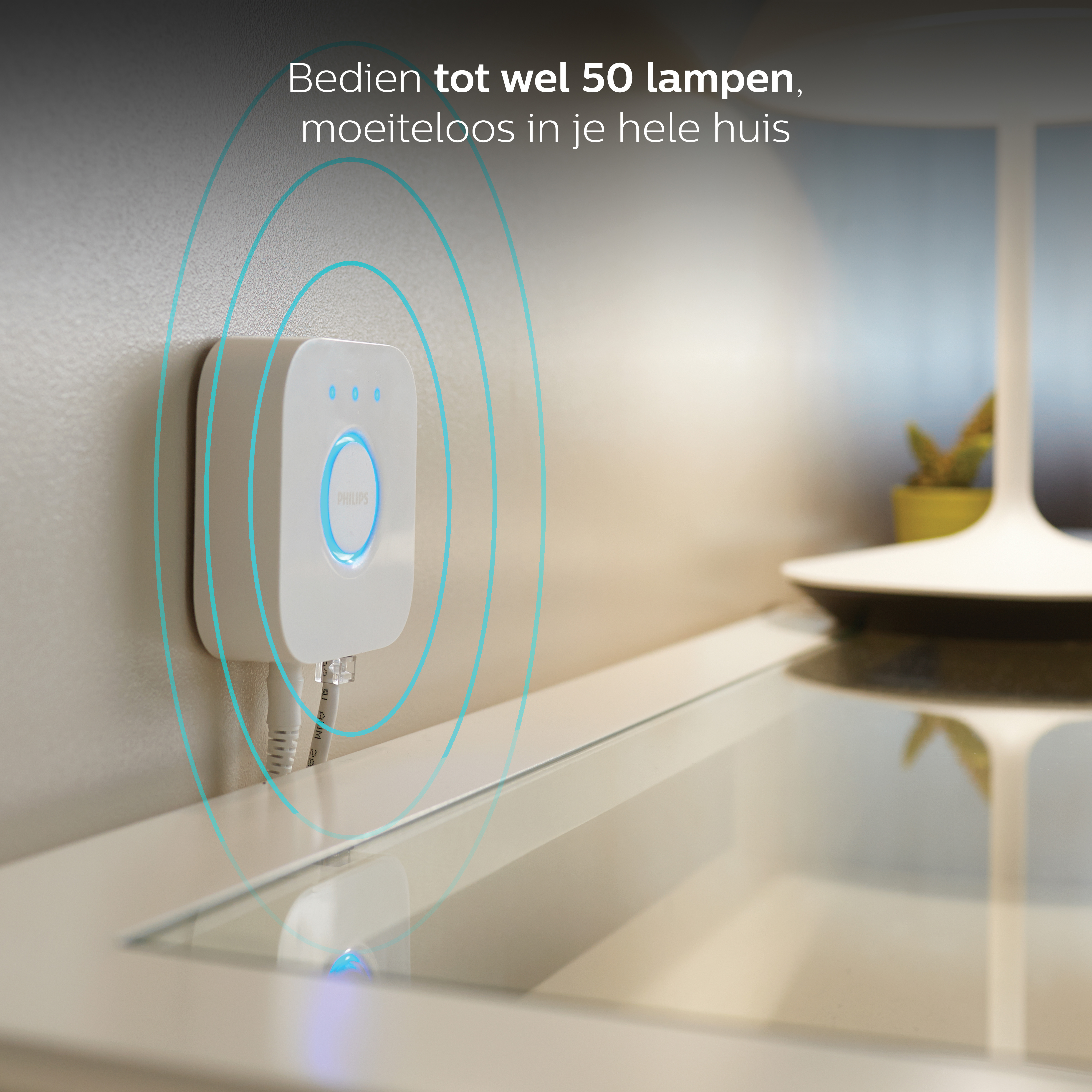 Wit apparaat aan de muur met blauw licht. Tekst: 'Bedien tot 50 lampen, moeiteloos in je huis'.