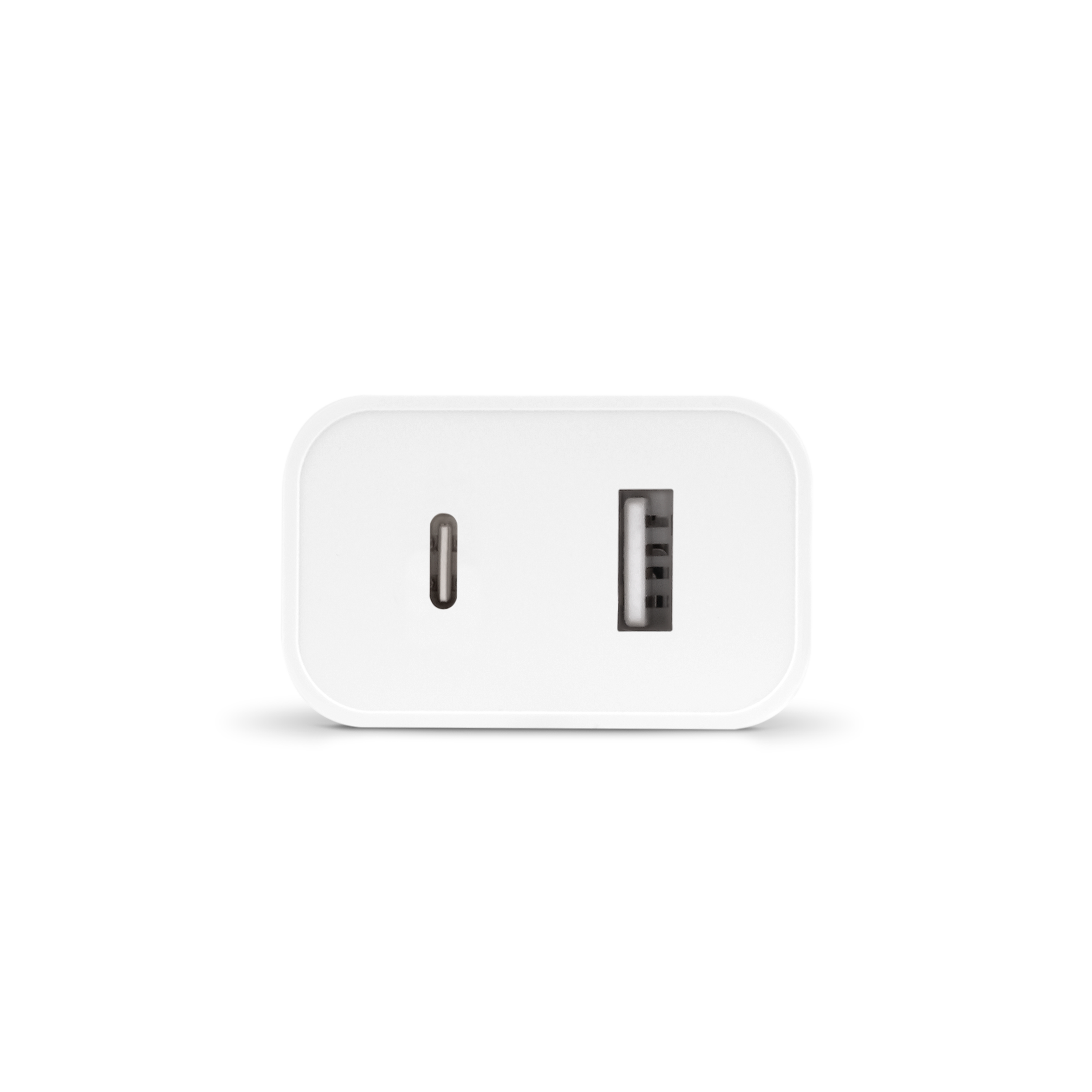 Siyah arka plan üzerinde bir USB-C ve bir USB bağlantı noktasına sahip beyaz USB duvar şarj cihazı.