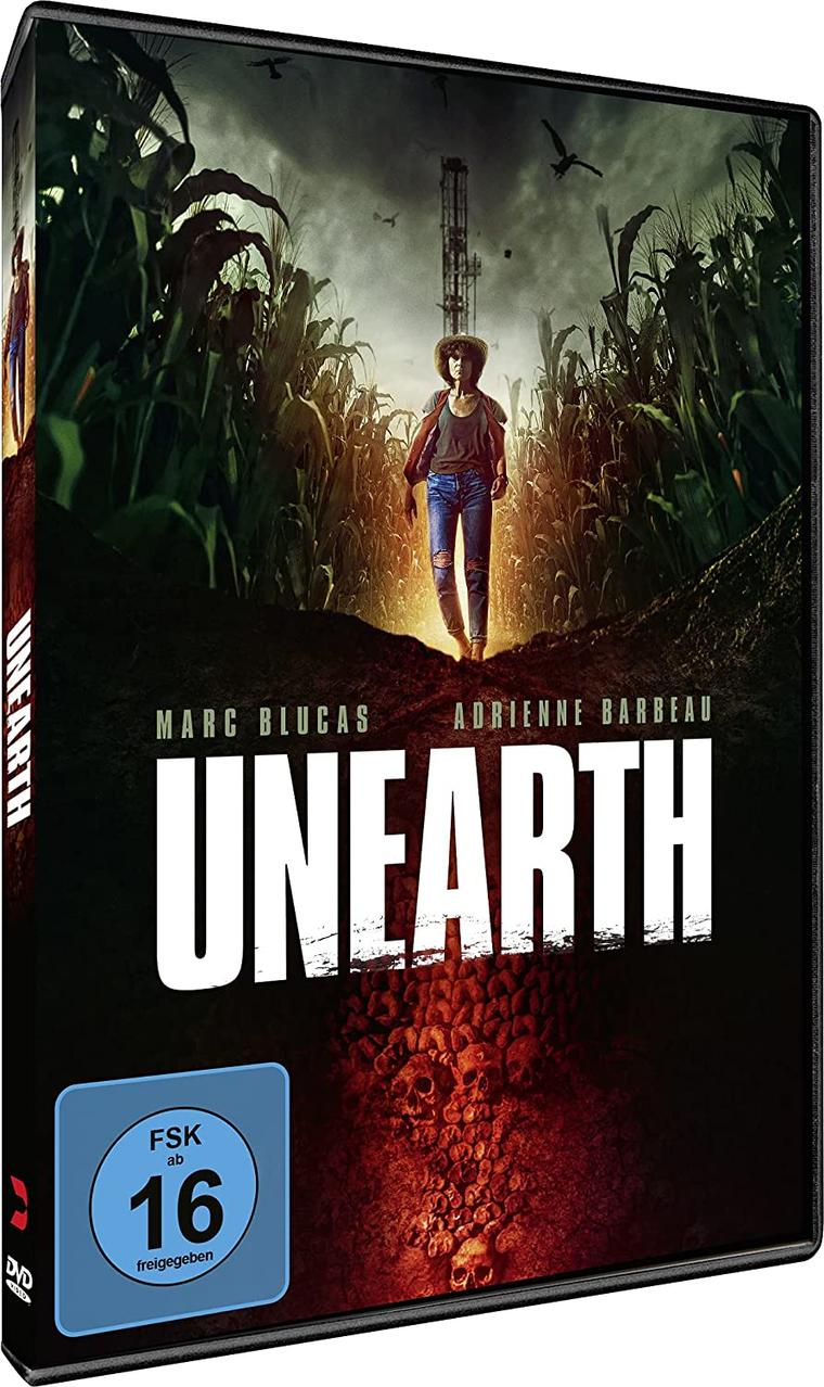 DVD-Cover des Horrorfilms 'Unearth'. Eine Frau geht einen Weg in einem Maisfeld entlang.