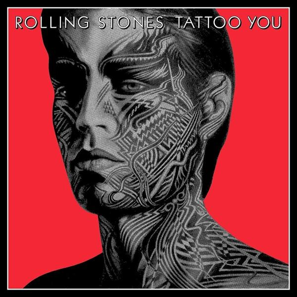 Pochette de l'album 'Rolling Stones Tattoo You'. Visage couvert de tatouages sur fond rouge.