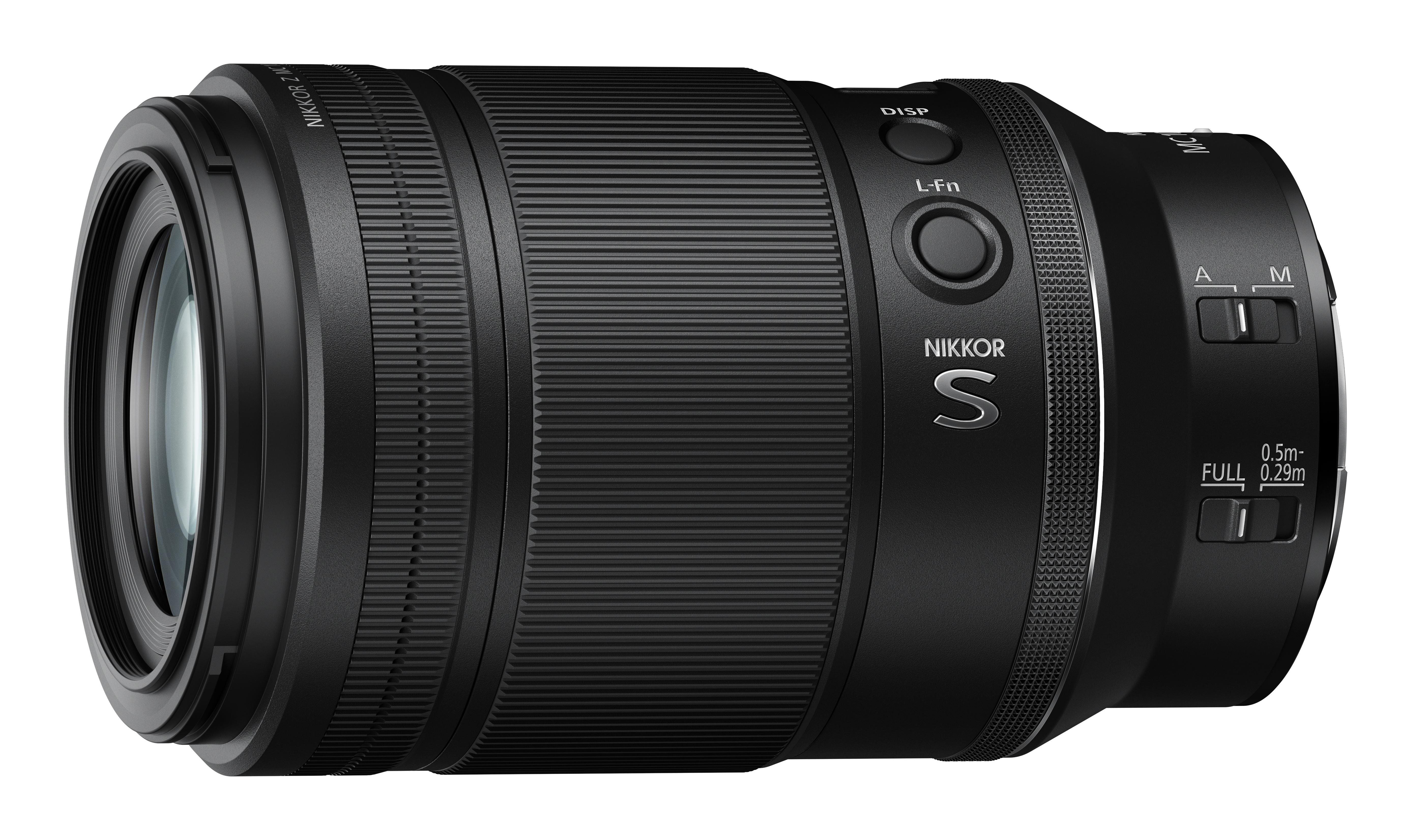 Ein schwarzes Nikkor S-Objektiv mit mehreren Steuerringen und Tasten wird gezeigt.