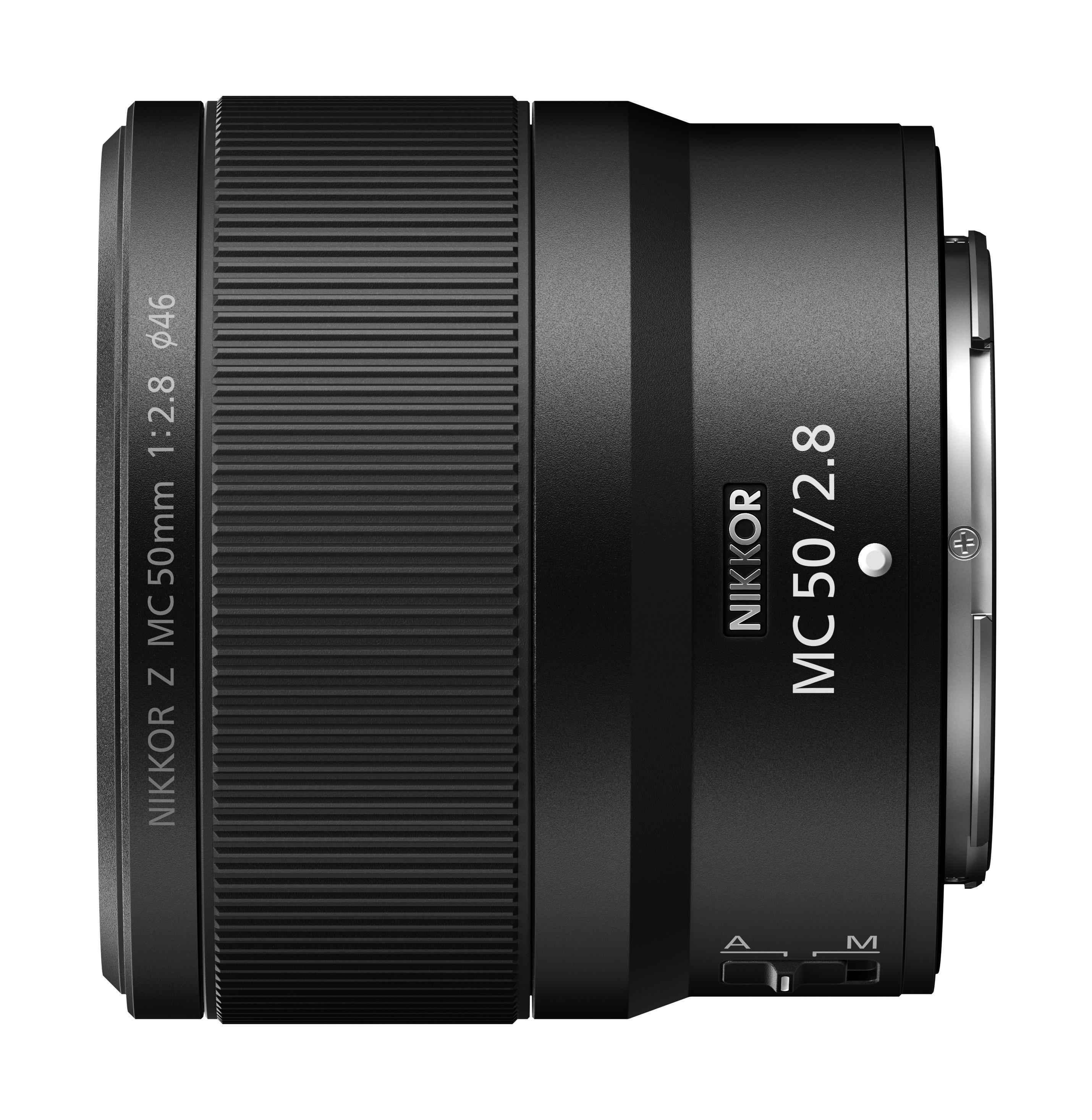 Nahaufnahme eines schwarzen Kameraobjektivs mit 'NIKKOR' und 'MC 50mm 1:2.8'.