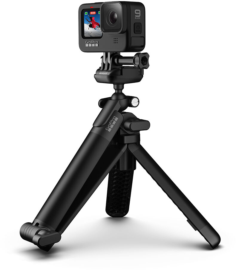 Schwarze GoPro-Kamera mit Bildschirm auf schwarzem Stativ. Weißer Hintergrund.