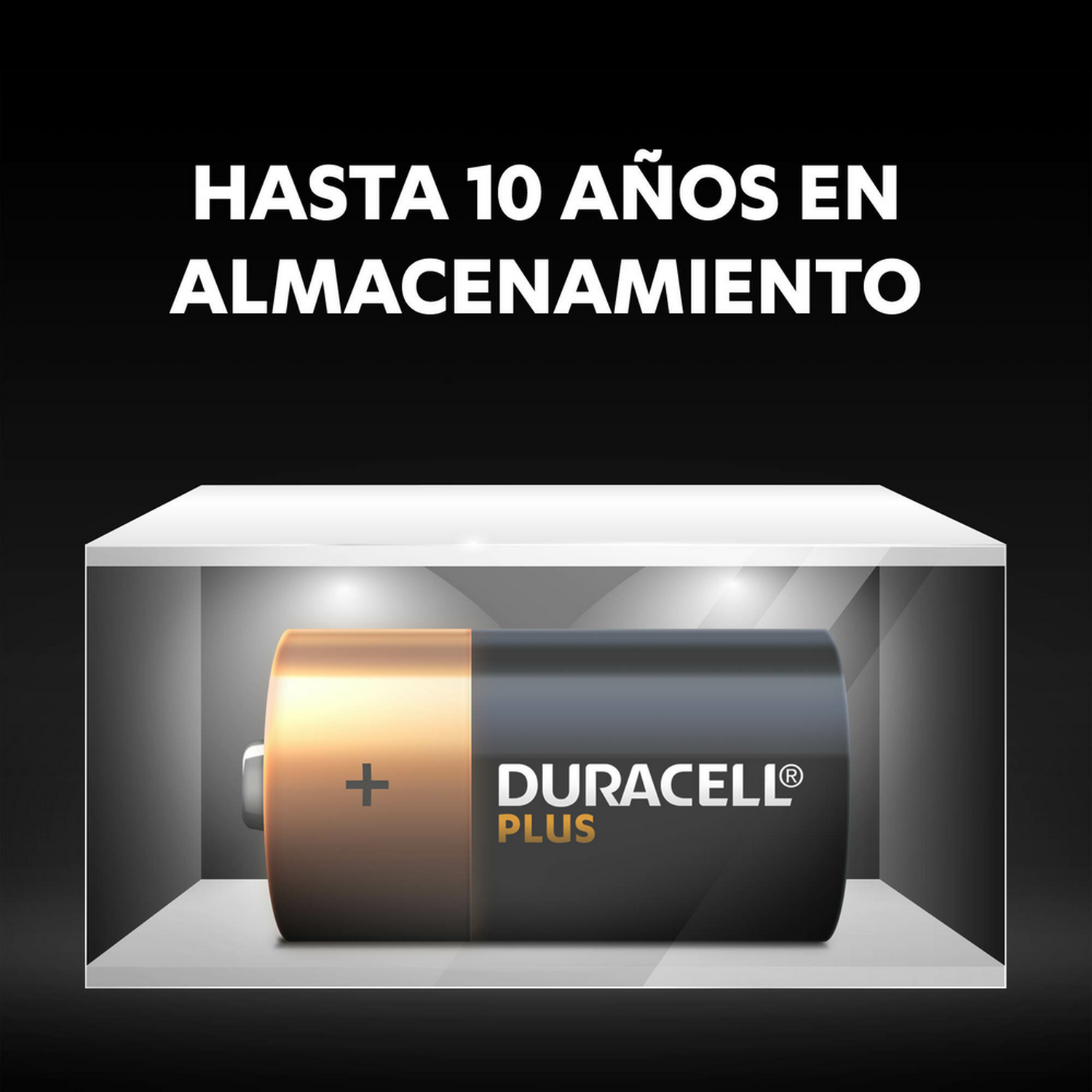 Pila Duracell Plus con estante y fondo negro, texto blanco.