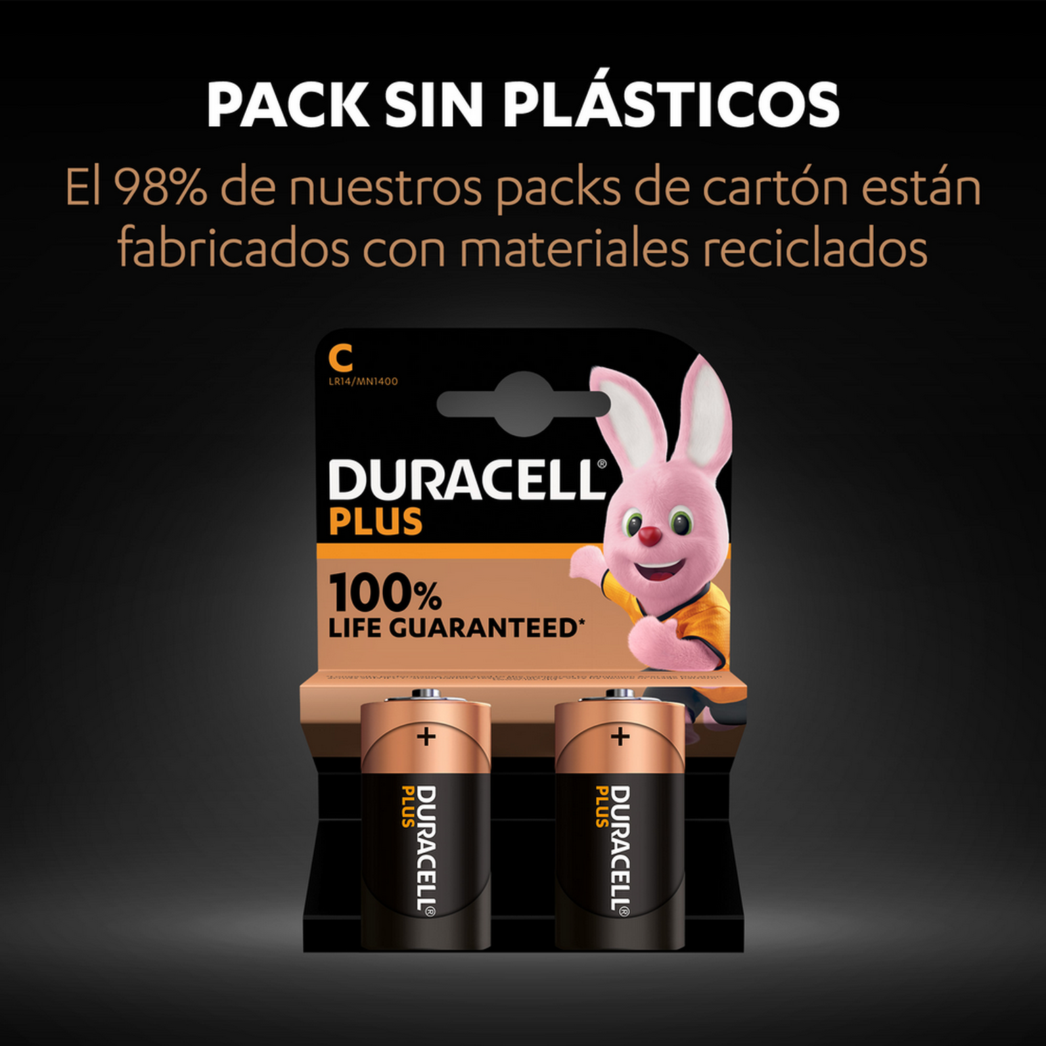 Paquete de pilas Duracell con mascota de conejito. Marrón, rojo y negro. Texto arriba.
