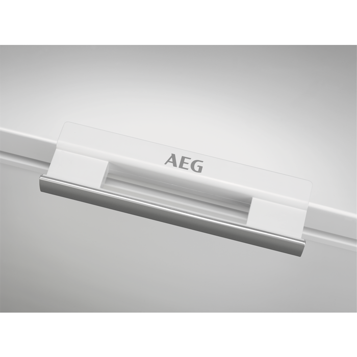 AEG-Griff, silberner Stab mit transparentem Kunststoff, auf weißem Hintergrund.