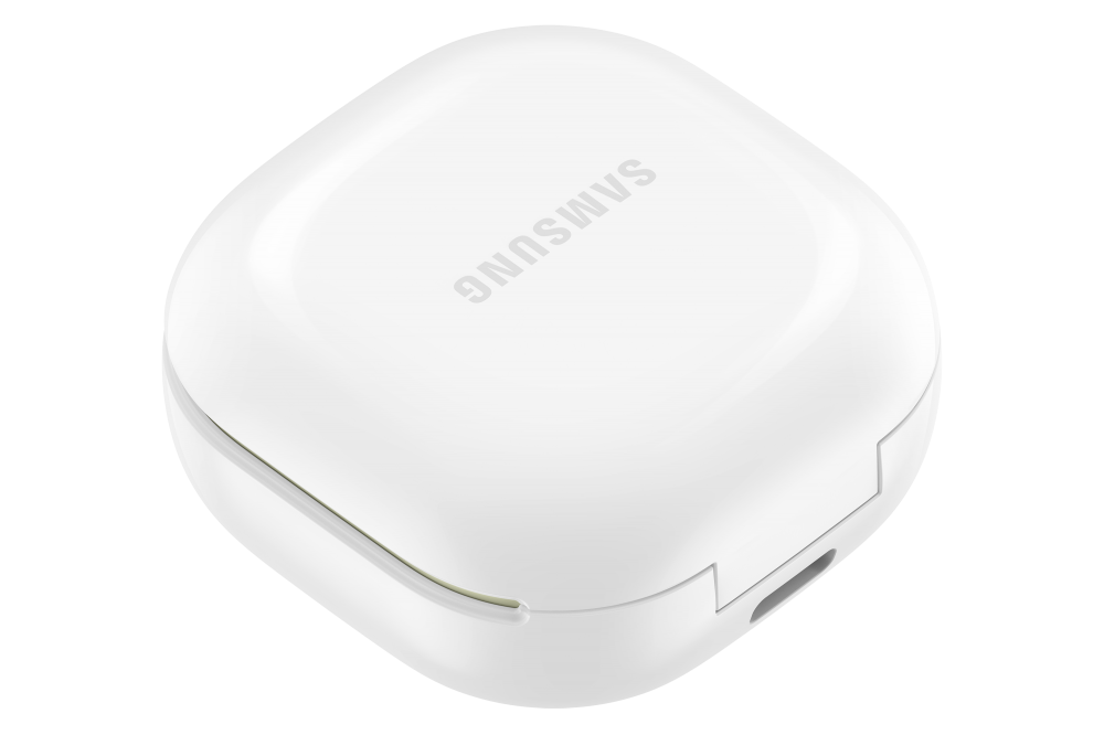 Egy fehér Samsung Galaxy Buds 2 tok látható, a márkanévvel a tetején.