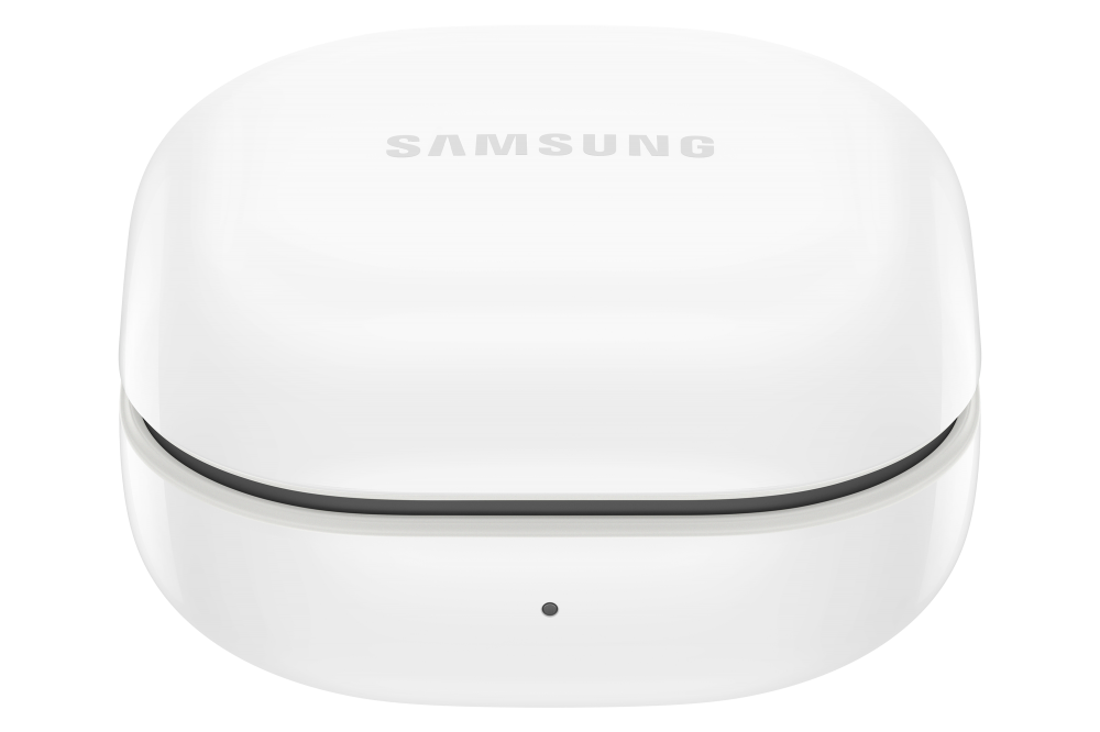 Fehér Samsung fülhallgató töltőtok sötét háttéren, felülnézet.