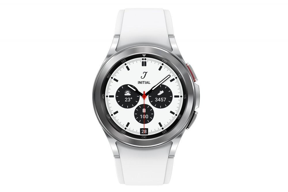 Ezüst Samsung Galaxy Watch. Fehér szíj és óralap, időt és egészségügyi mutatókat mutat.