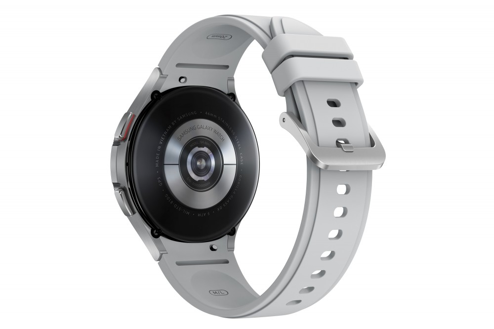 Egy szürke Samsung Galaxy Watch világosszürke szíjjal. Látható az óra hátulja.