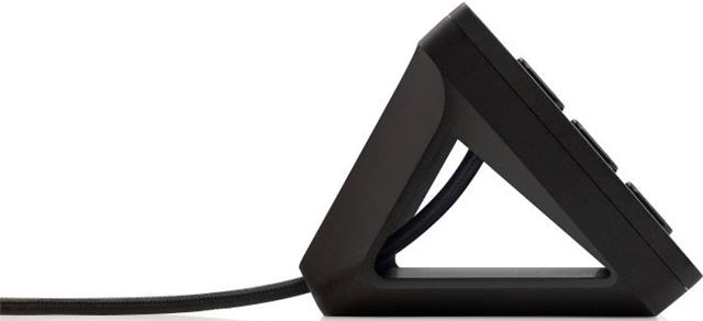 Un dispositivo nero con base triangolare e pulsanti in alto. Un cavo è collegato.