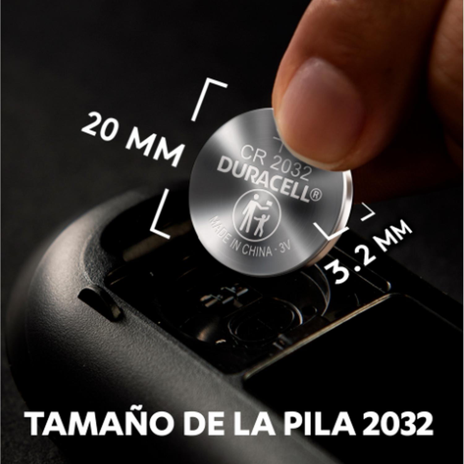 Mano sosteniendo una batería CR 2032. Dimensiones y texto visibles.