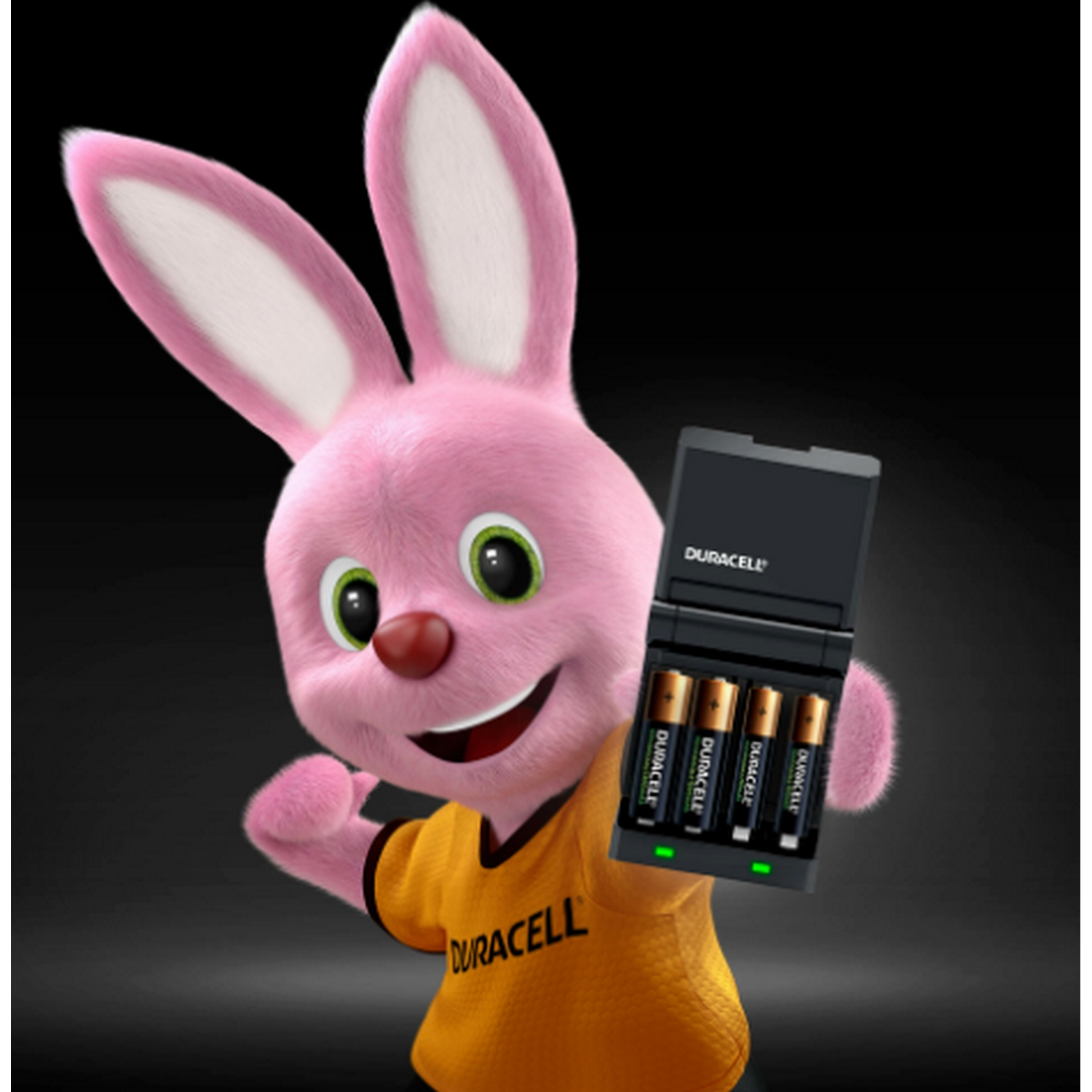 Un conejo Duracell rosa sosteniendo un cargador con baterías contra un fondo negro.