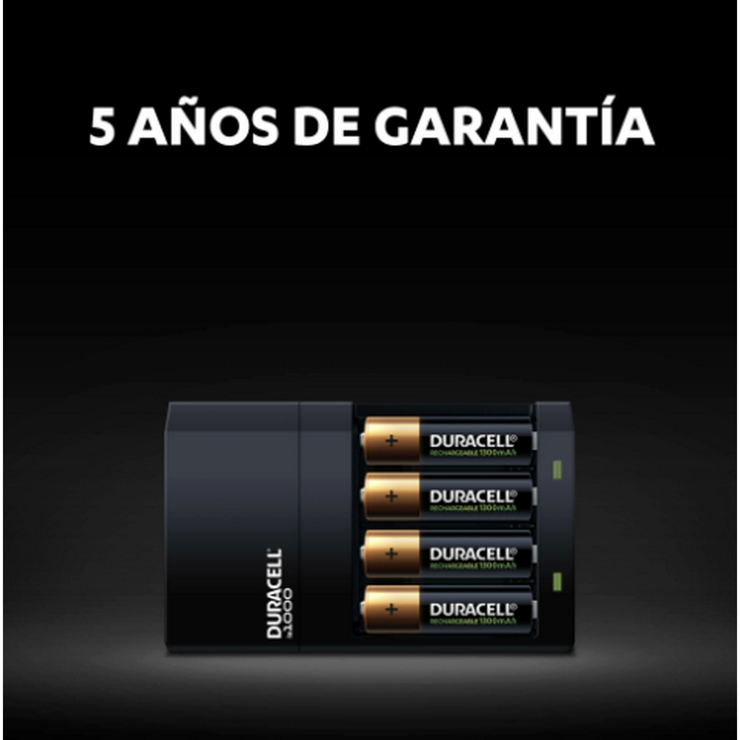 Un cargador de batería Duracell negro con cuatro baterías Duracell. Dice 5 años de garantía.