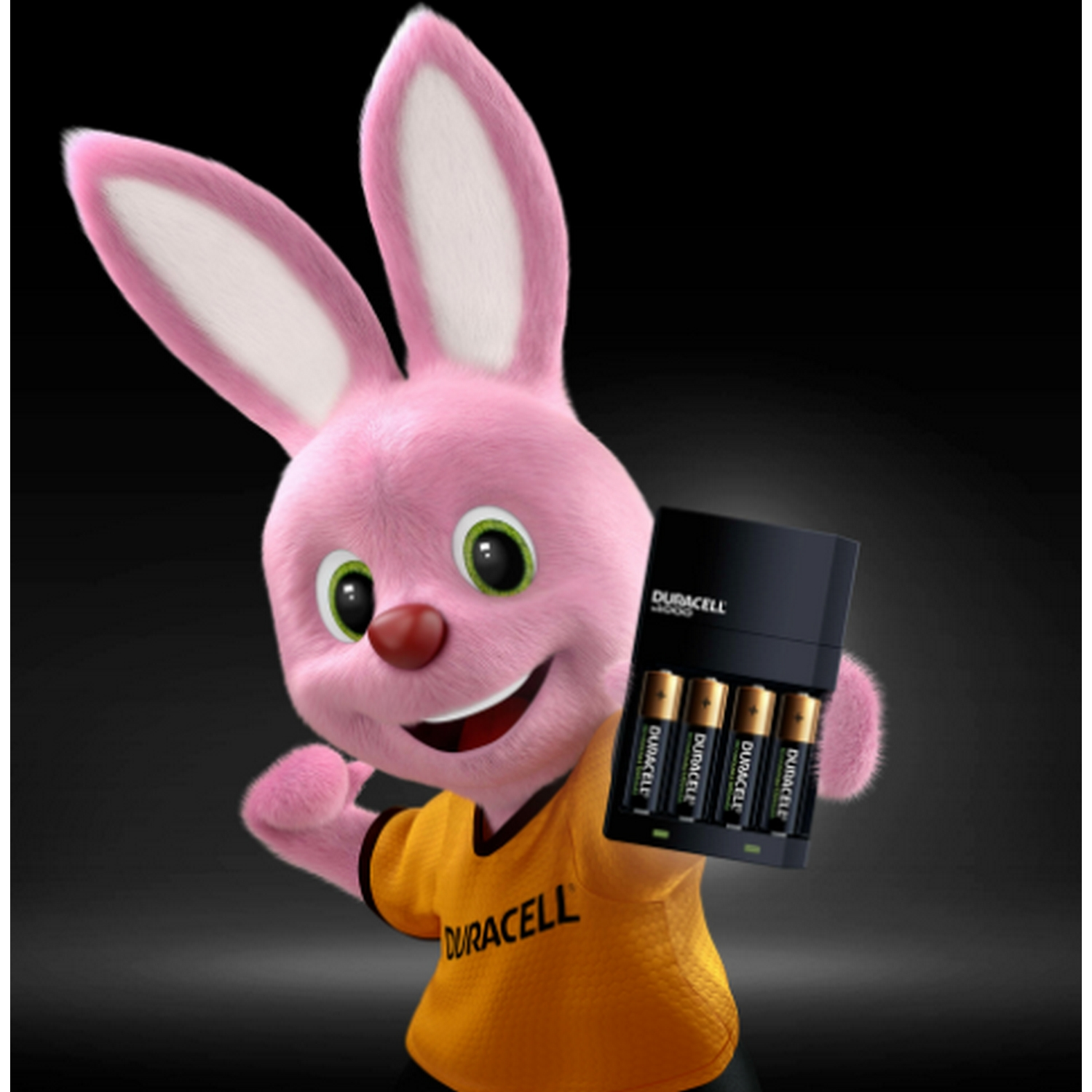 Un conejito Duracell rosa sosteniendo un cargador de baterías con baterías.