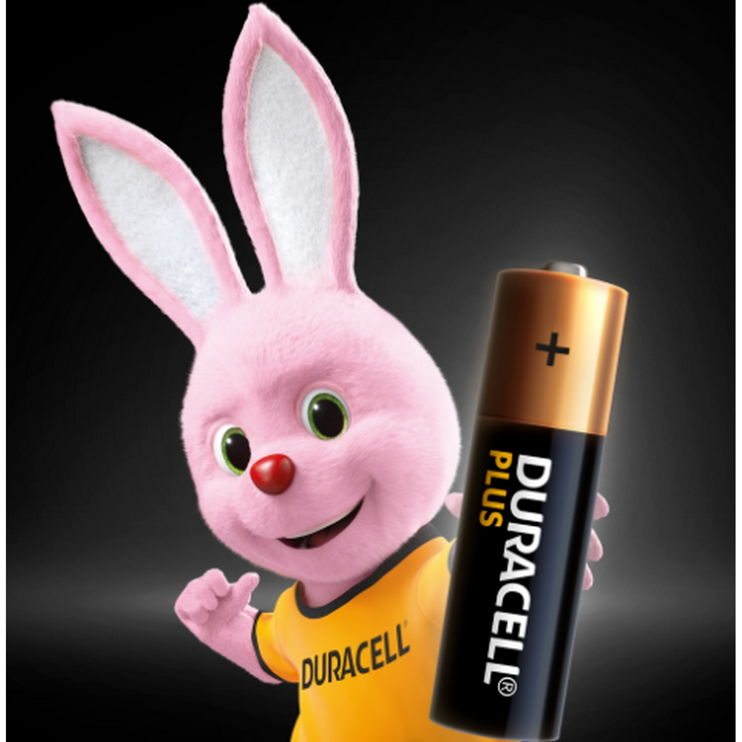 Conejo Duracell sosteniendo una pila Duracell Plus. El conejo es rosa y lleva una camiseta amarilla.