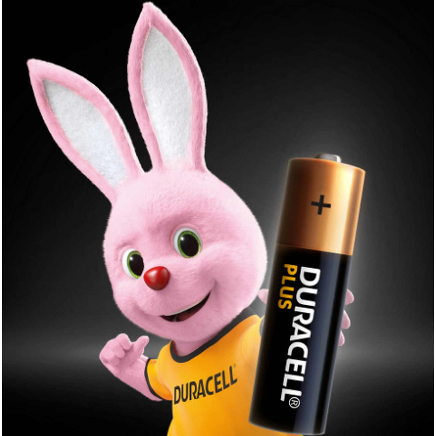 Conejo Duracell sosteniendo una pila, con camiseta Duracell, sobre fondo oscuro.