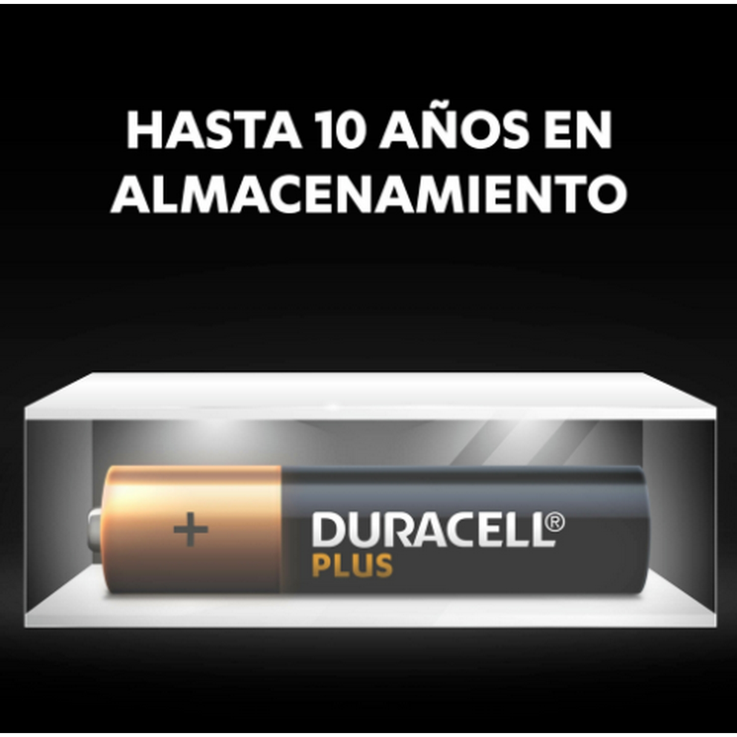 Una pila Duracell Plus en una plataforma blanca dentro de una vitrina transparente, con texto encima.