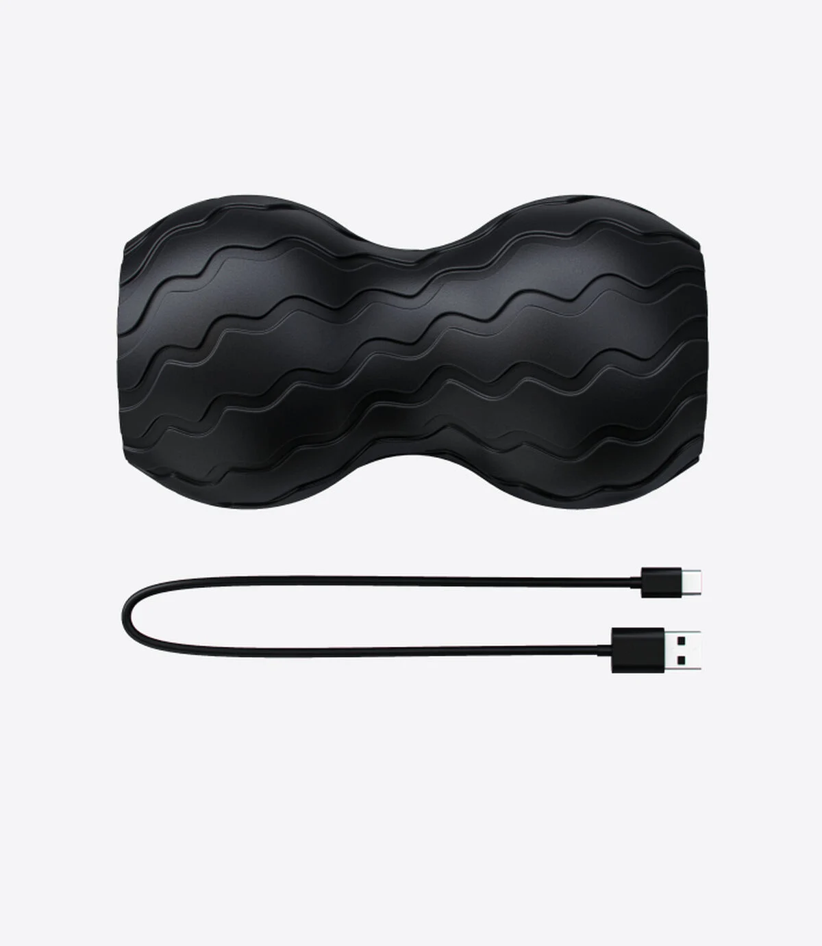 Schwarze Faszienrolle mit geschwungenem Design und einem USB-Kabel.