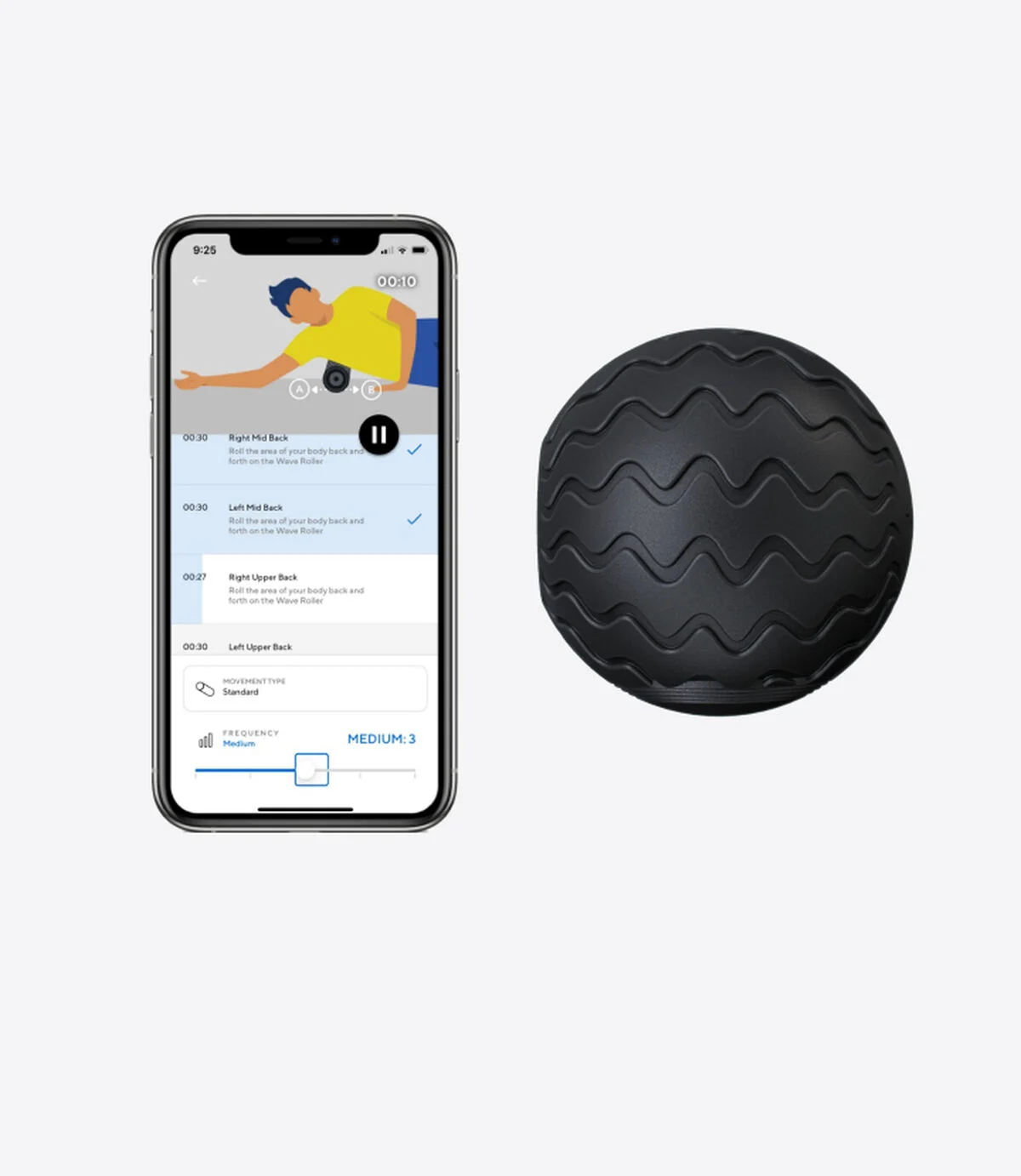 Schwarzer Massageball neben einem Smartphone mit Workout-App.