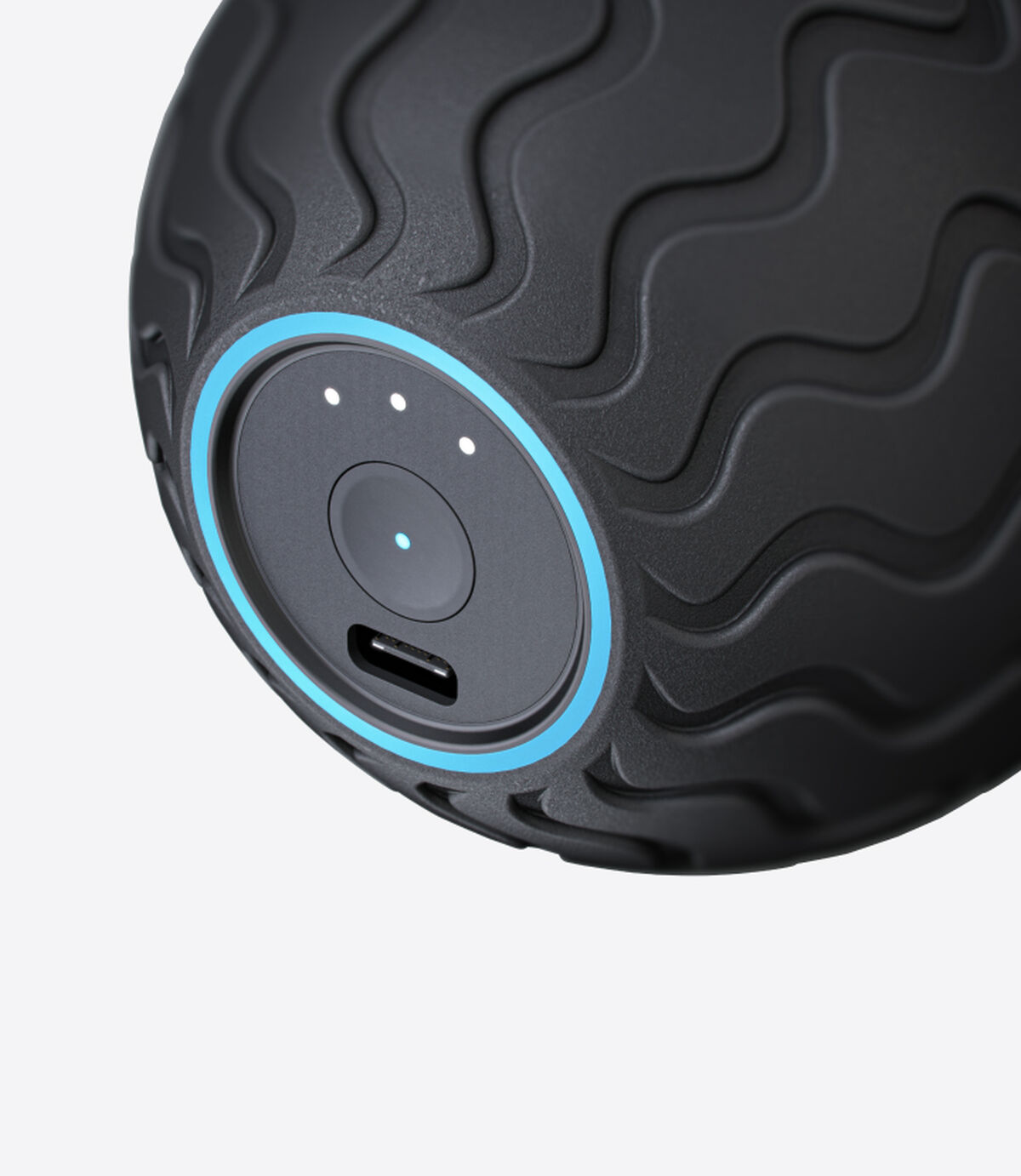 Nahaufnahme eines schwarzen Massageballs mit blauem Rand und USB-Anschluss.