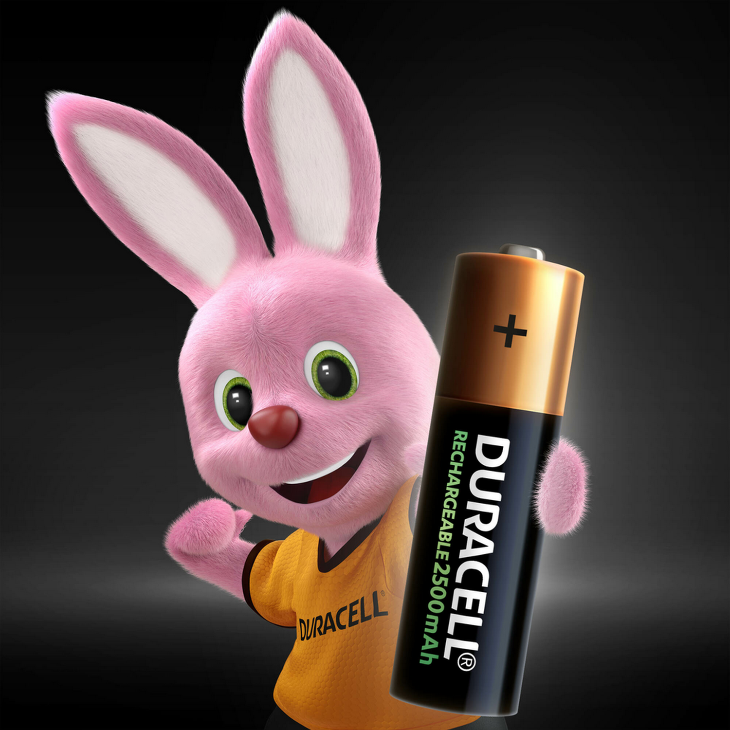 Conejo rosa Duracell sostiene una batería. Lleva una camisa amarilla. Fondo negro.