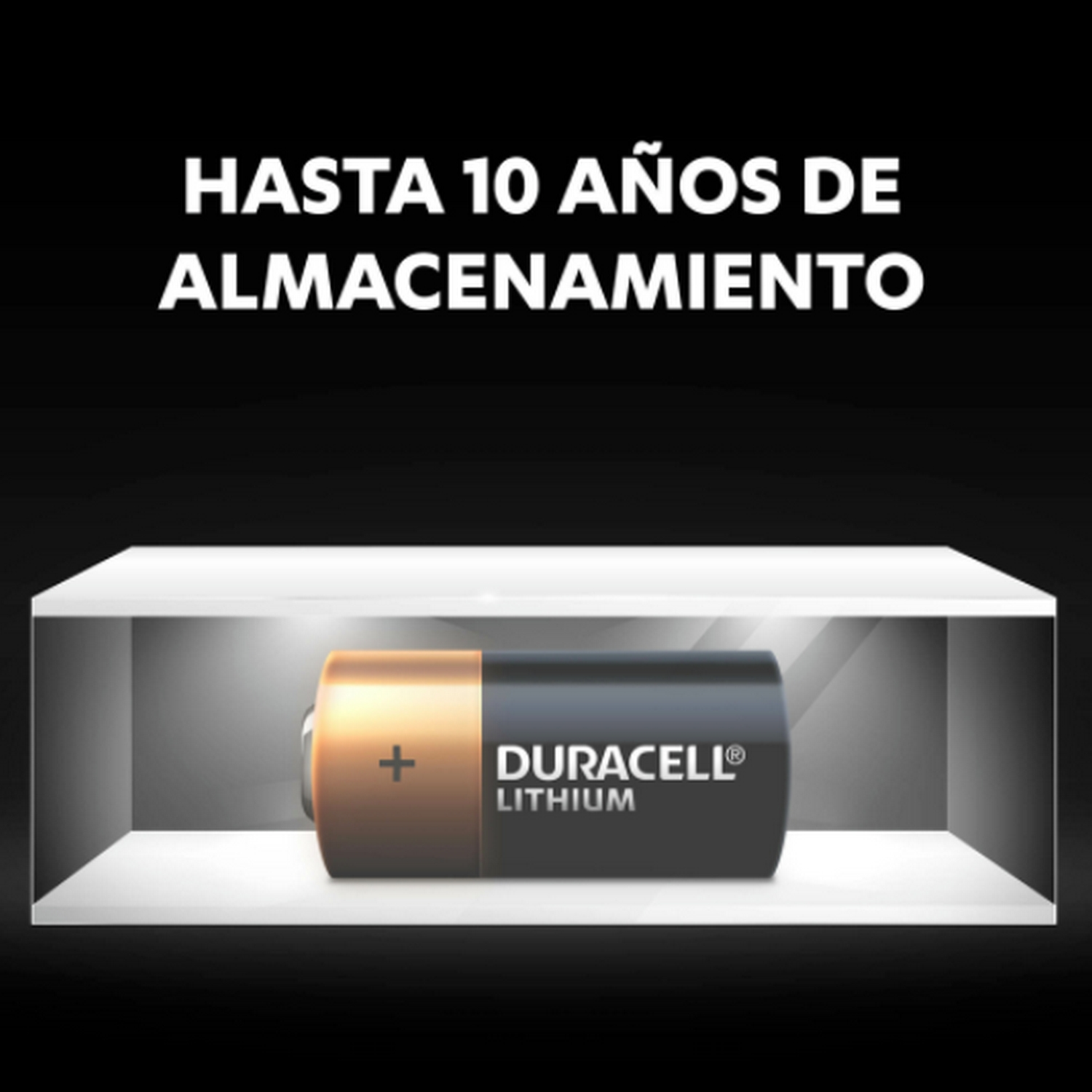 Una batería Duracell Lithium exhibida dentro de una caja blanca con texto 'Hasta 10 años de almacenamiento'.