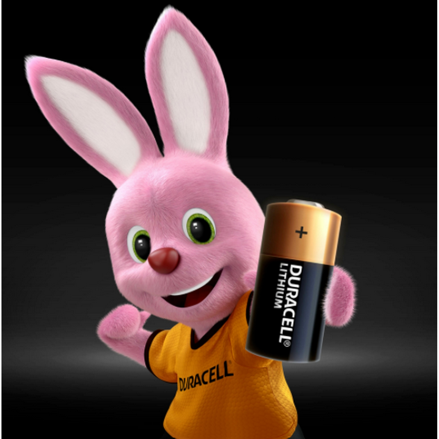 Un conejito rosa Duracell sosteniendo una batería de litio Duracell.