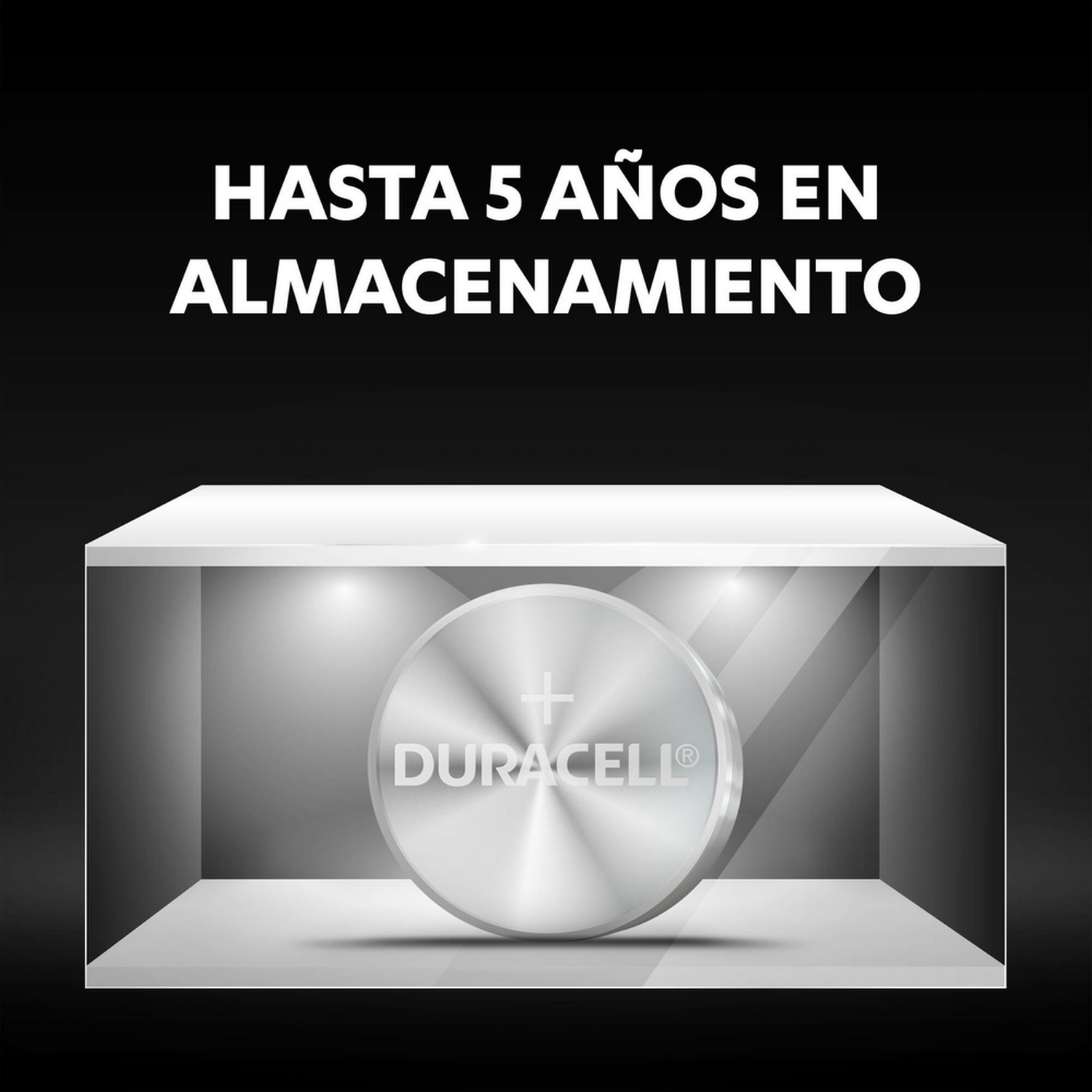 Pila Duracell plateada en una vitrina transparente. Texto: Hasta 5 años en almacenamiento.