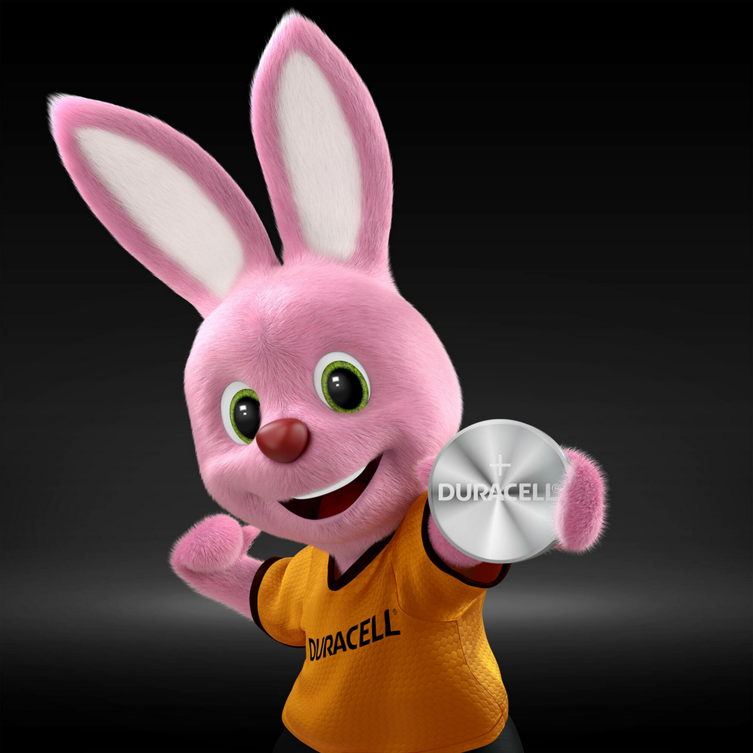 Un conejo Duracell sosteniendo una pila Duracell, sonriendo, con un fondo negro.