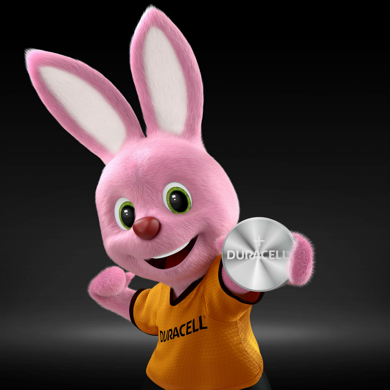 Conejo rosa Duracell sosteniendo una batería Duracell sobre fondo negro.