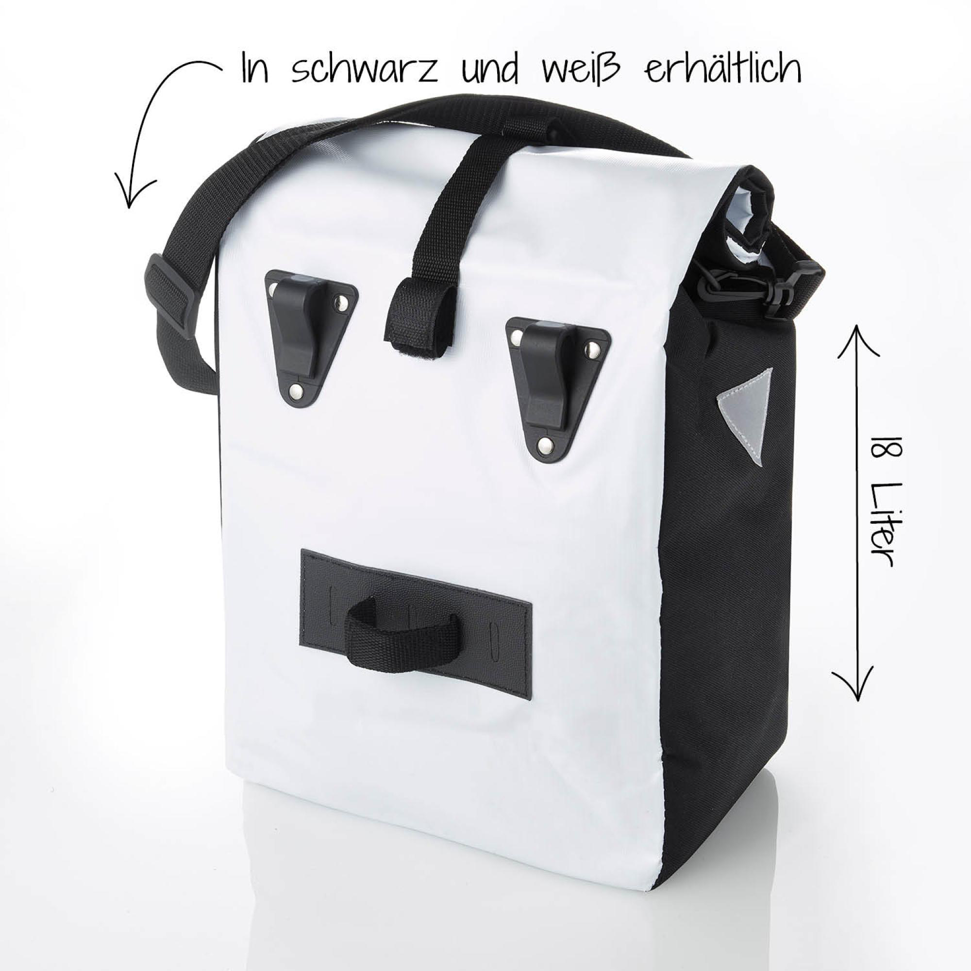 Eine weiß-schwarze wasserdichte Tasche mit schwarzem Gurt, beschriftet mit '18 Liter' und 'in schwarz und weiß erhältlich'.