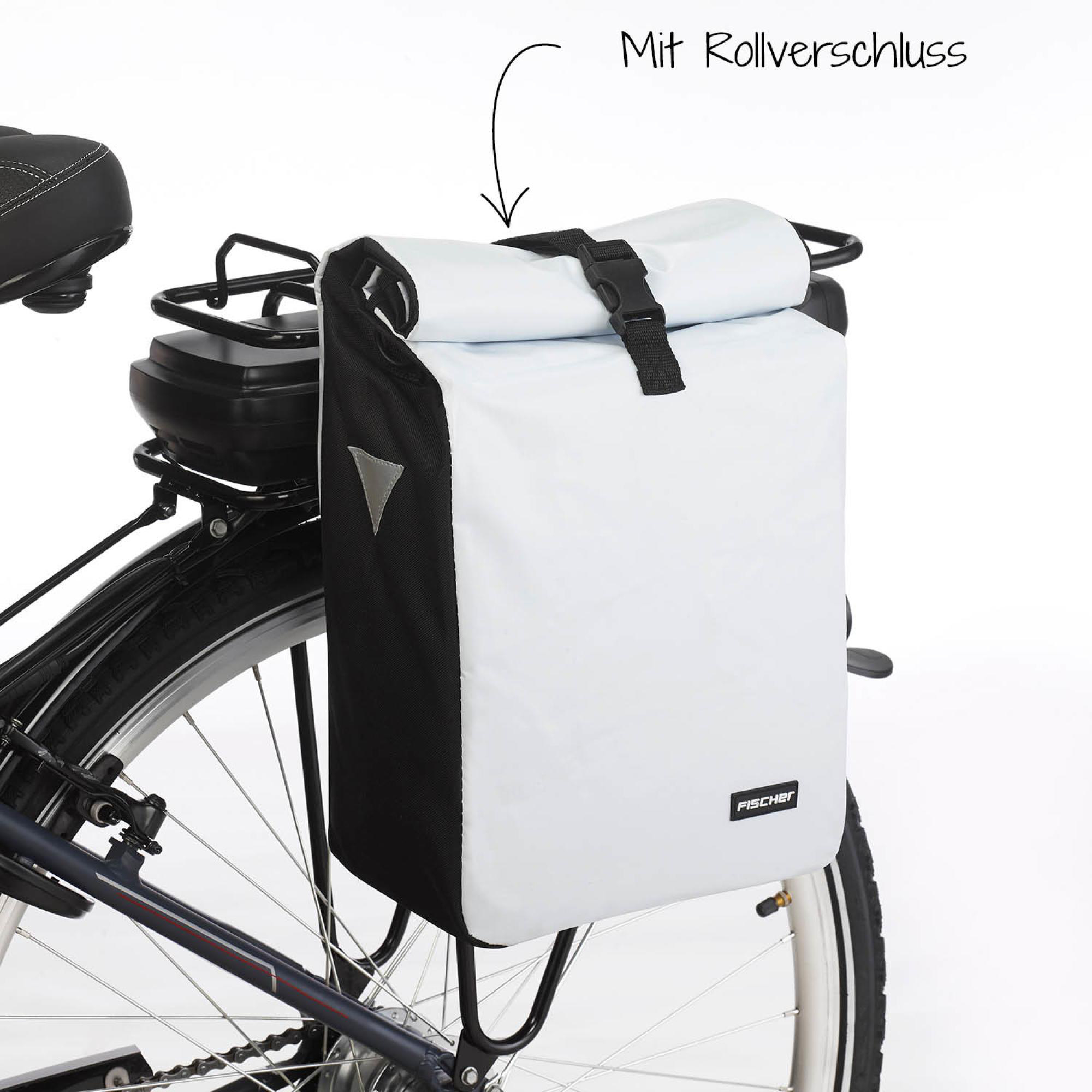 Fahrrad mit einer weißen und schwarzen Fischer-Gepäckträgertasche, weißer Hintergrund.