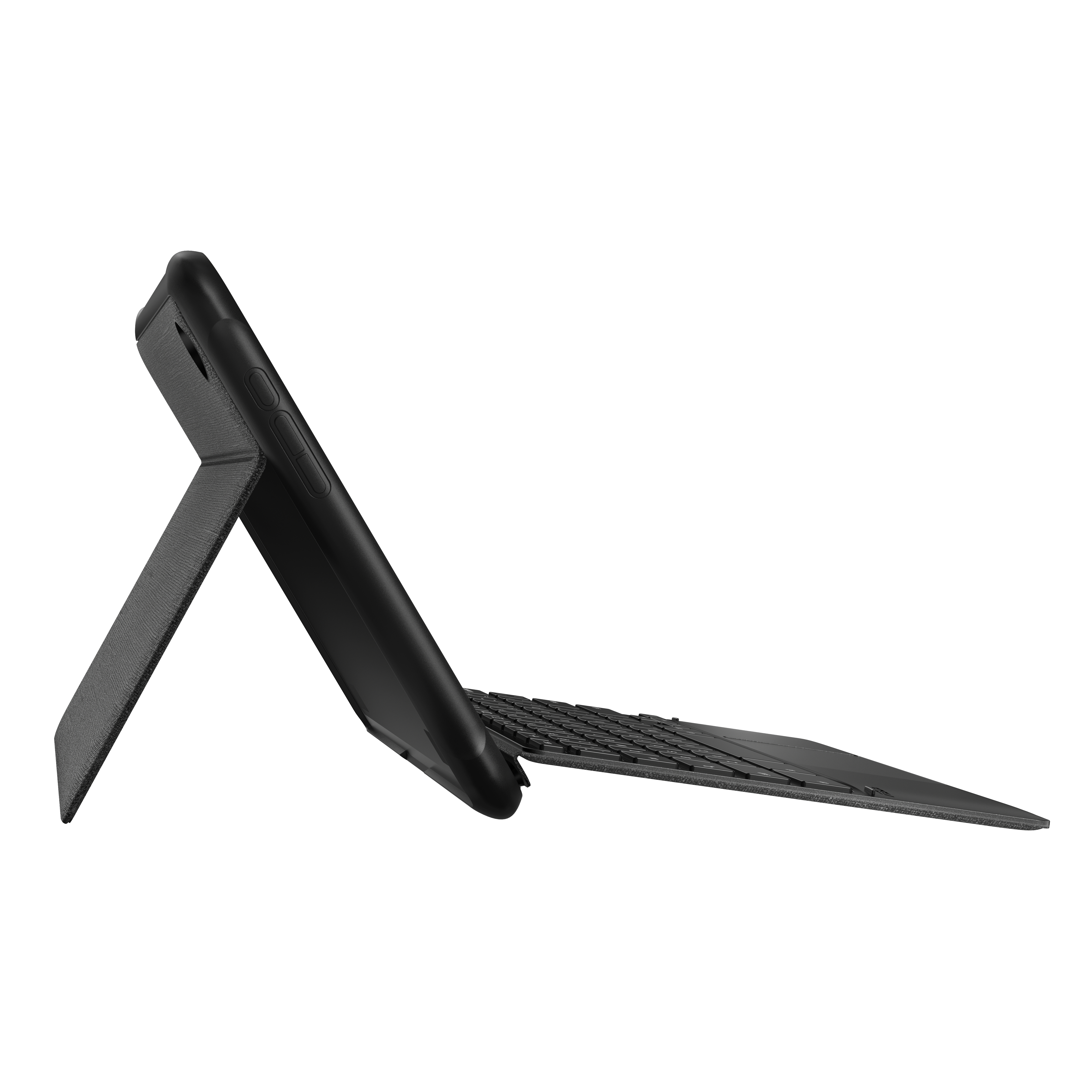 Schwarze Tablethülle mit Tastatur und Ständer, abgewinkelt und auf Weiß isoliert.